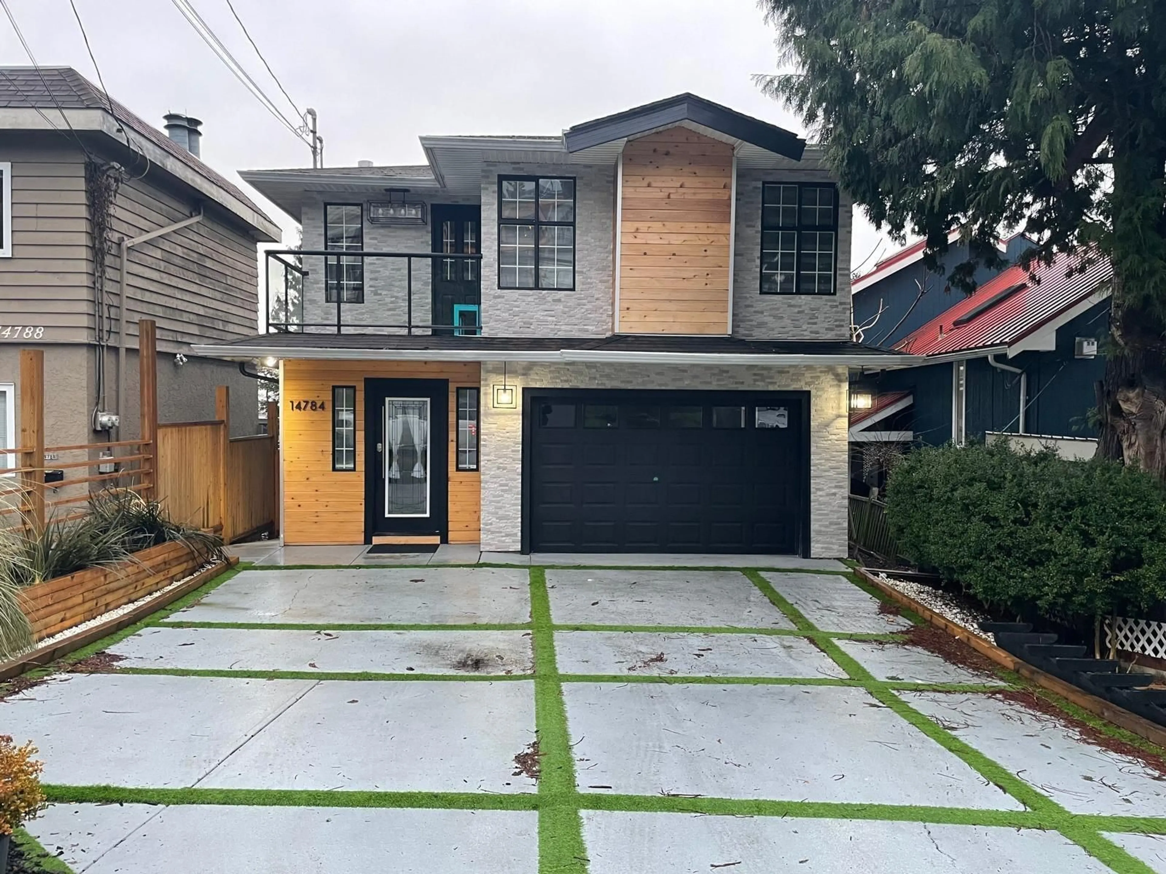Home with vinyl exterior material, street for 14784 GORDON, White Rock British Columbia V4B2A7