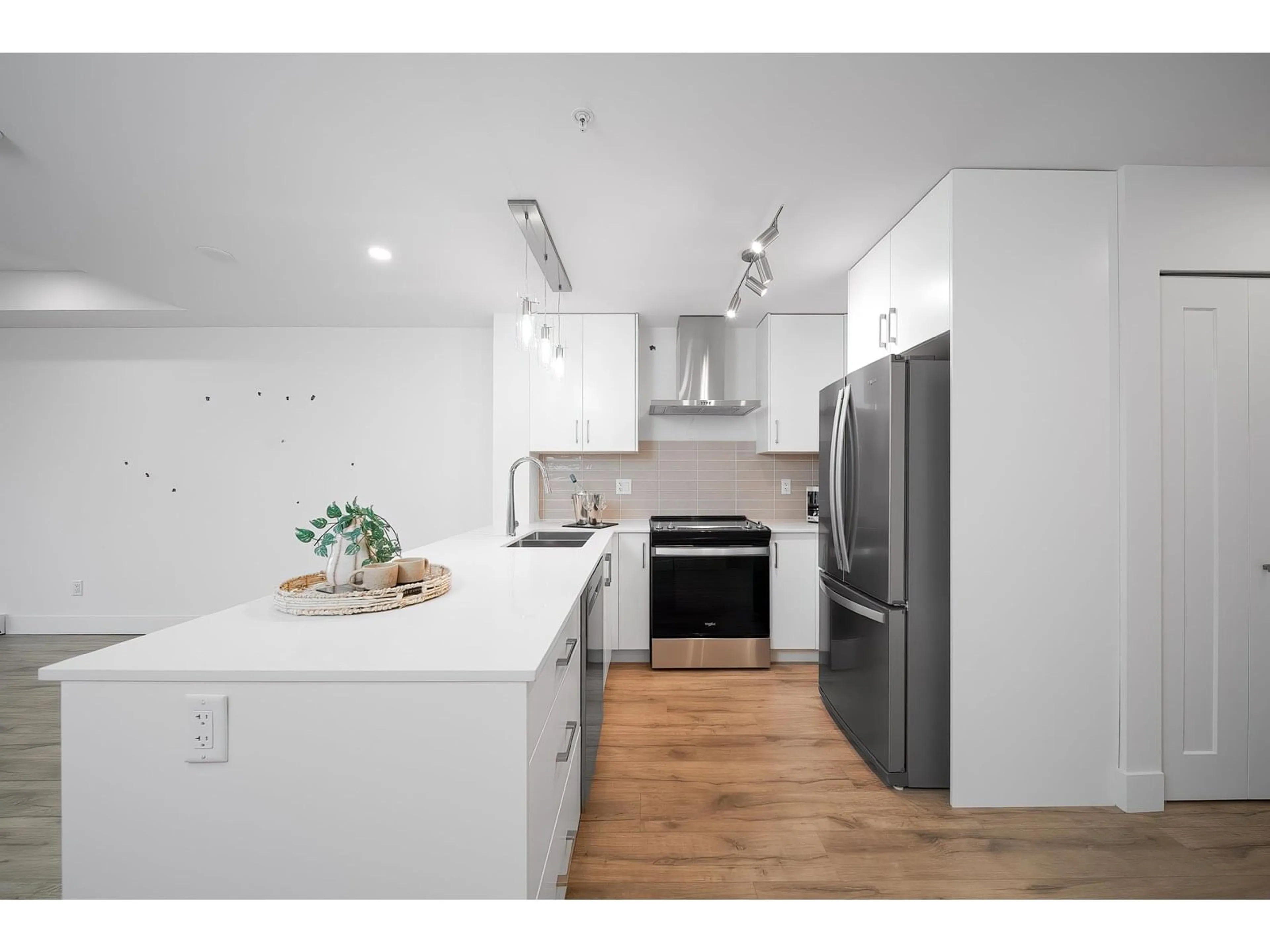 Unknown for 30 - 6328 KING GEORGE, Surrey British Columbia V3X1E6