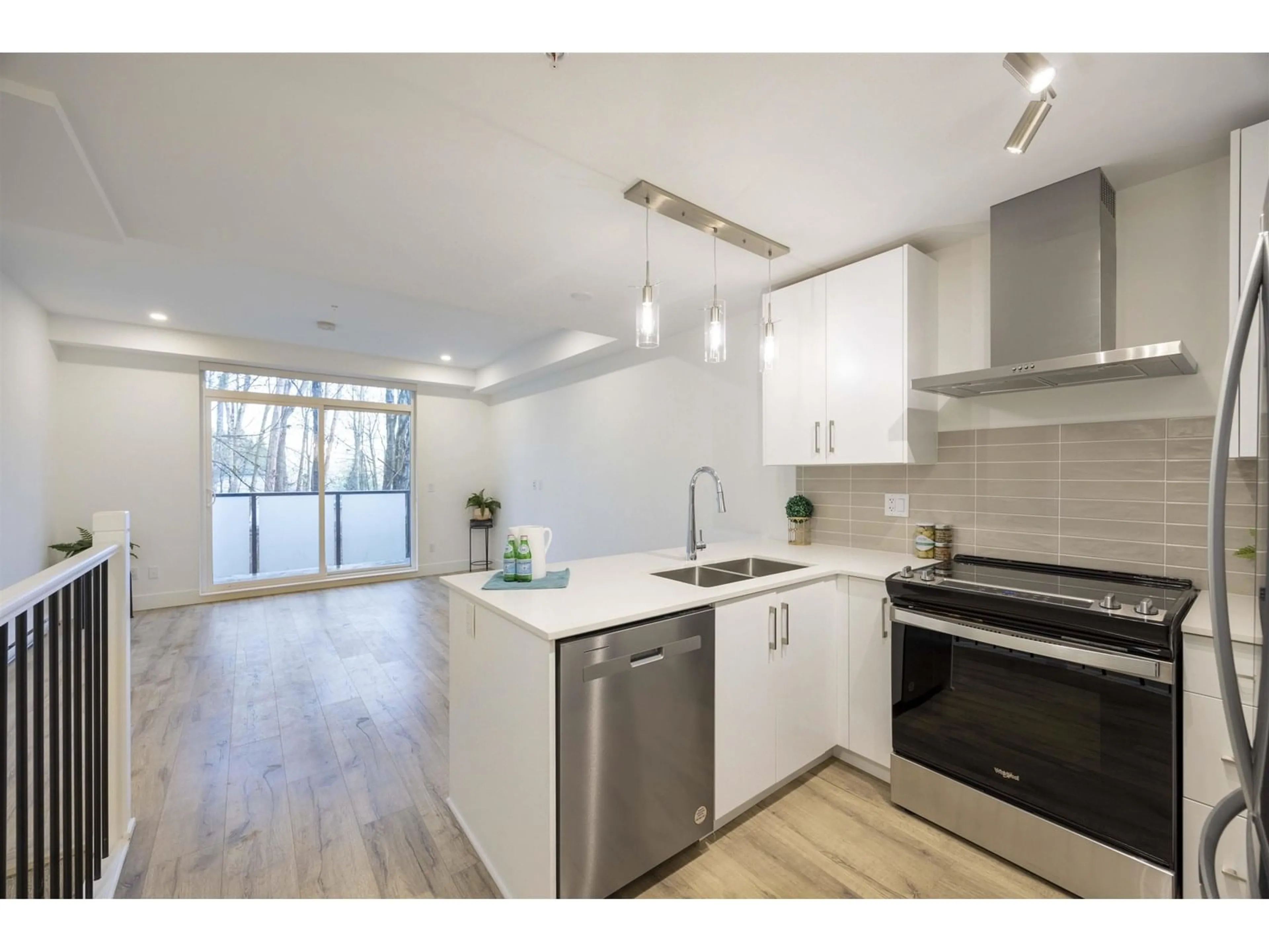 Open concept kitchen, wood/laminate floor for 37 - 6328 KING GEORGE, Surrey British Columbia V3X1E6