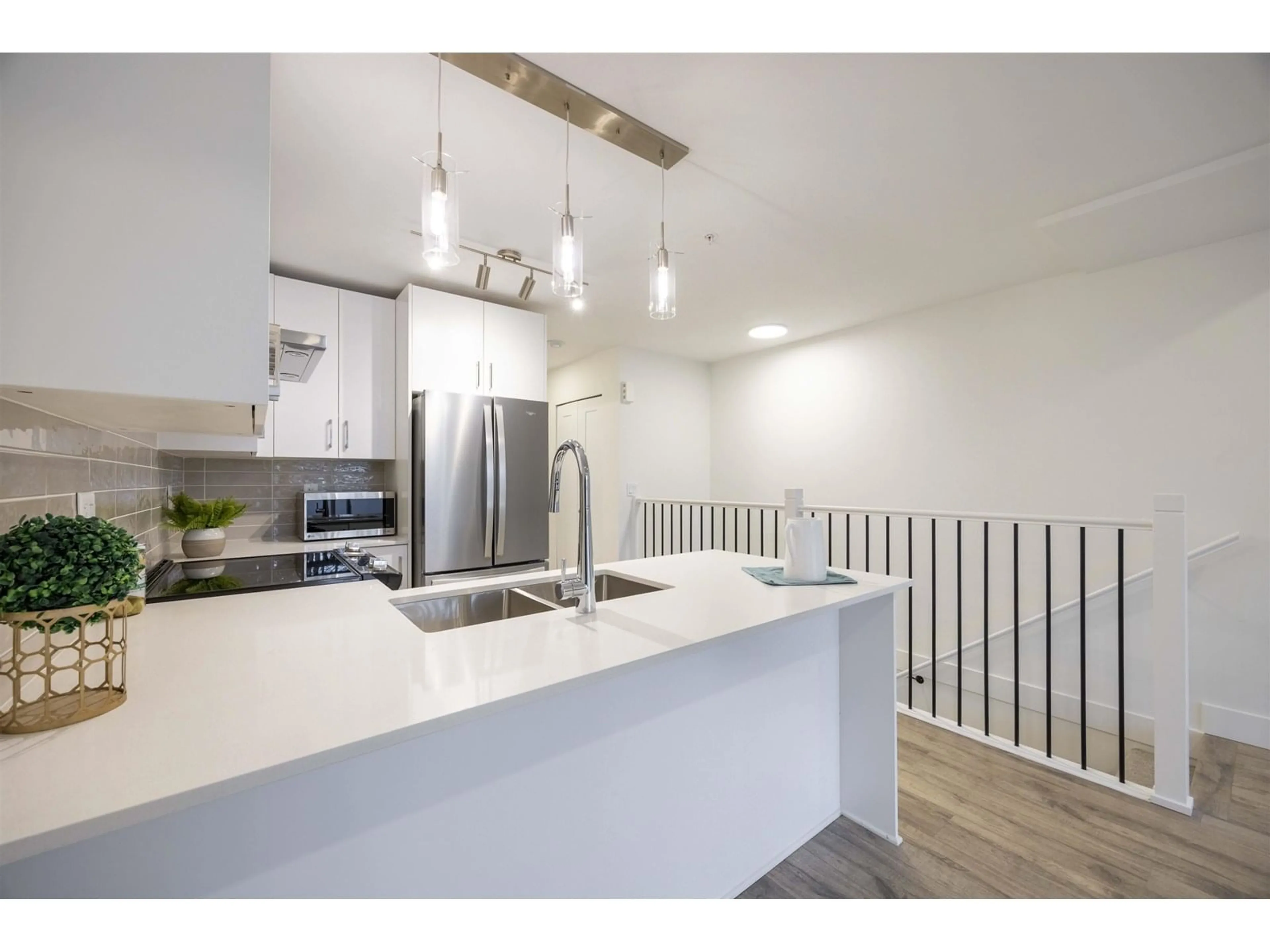 Open concept kitchen, wood/laminate floor for 37 - 6328 KING GEORGE, Surrey British Columbia V3X1E6