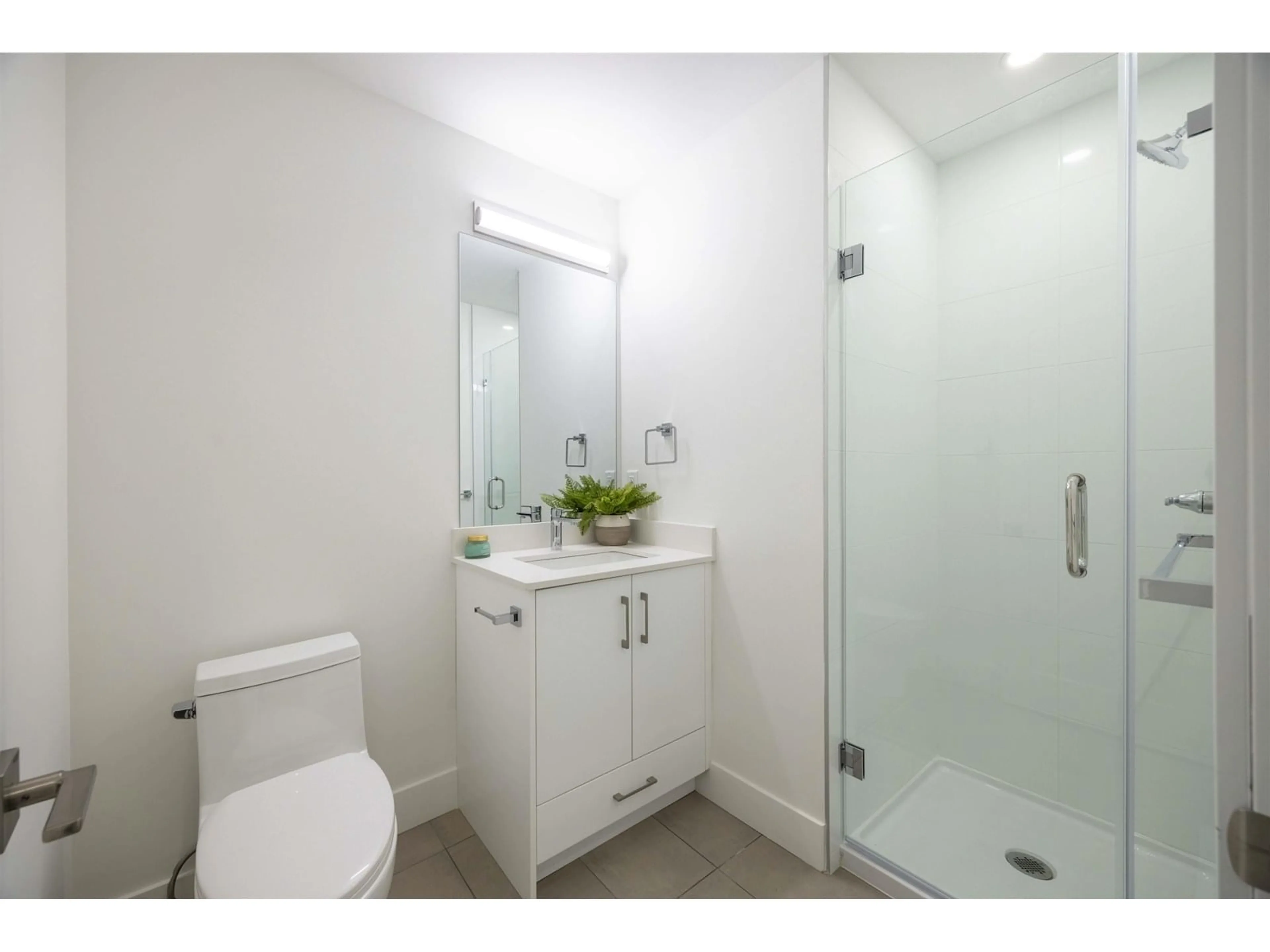 Standard bathroom, ceramic/tile floor for 37 - 6328 KING GEORGE, Surrey British Columbia V3X1E6