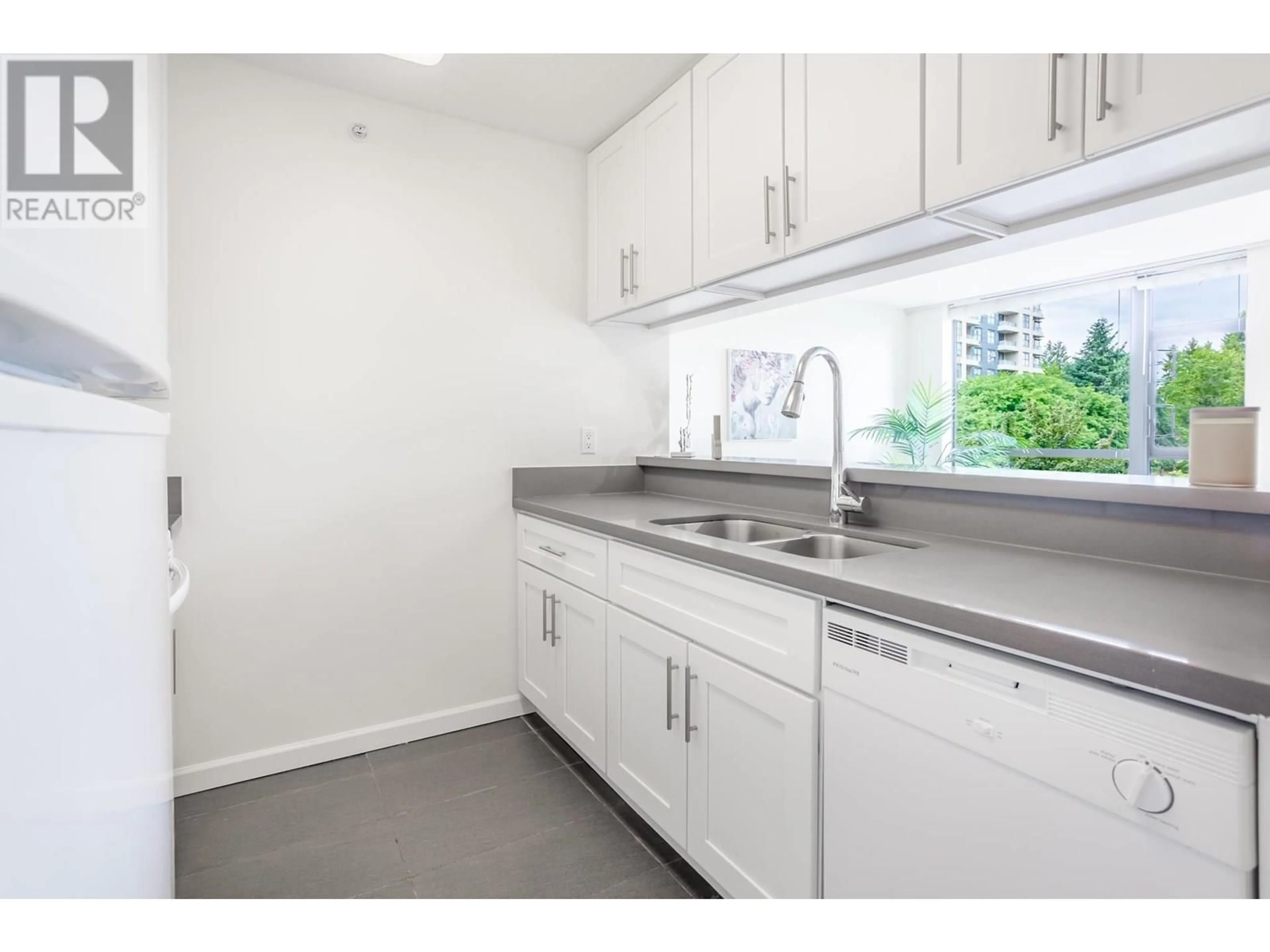 Standard kitchen, unknown for 408 - 3520 CROWLEY DRIVE, Burnaby British Columbia V5R6G9