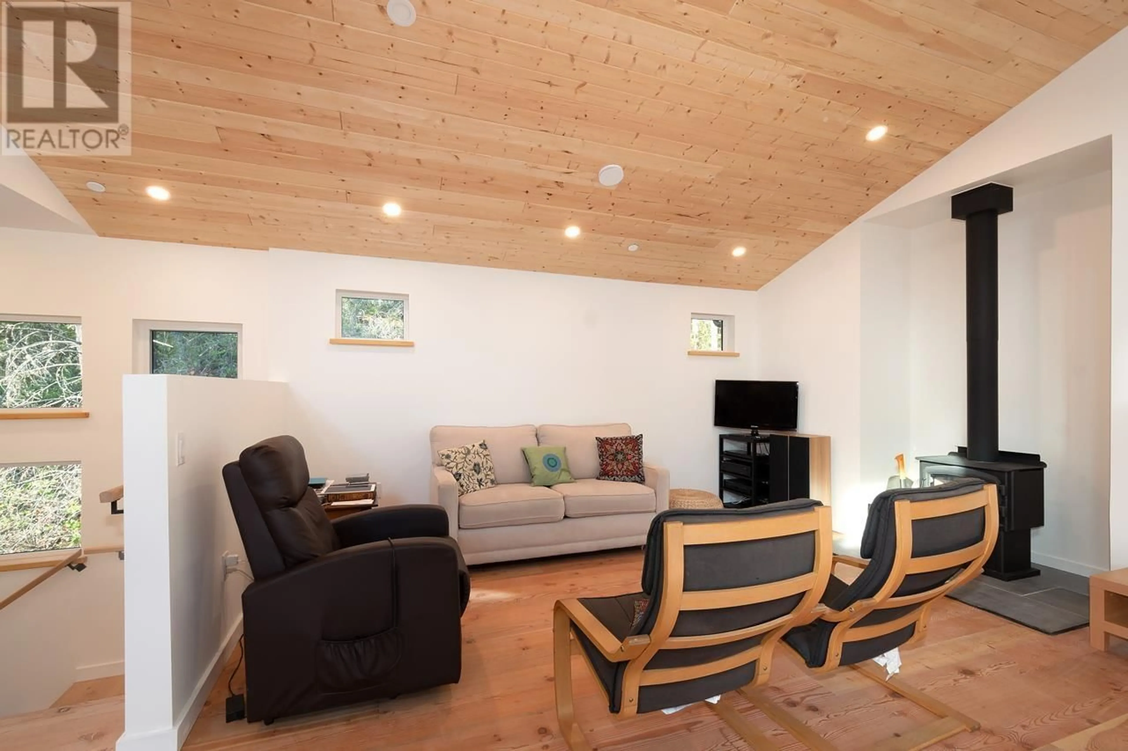 Living room with furniture, wood/laminate floor for 1580 EVERGREEN LANE, Bowen Island British Columbia V0N1G2