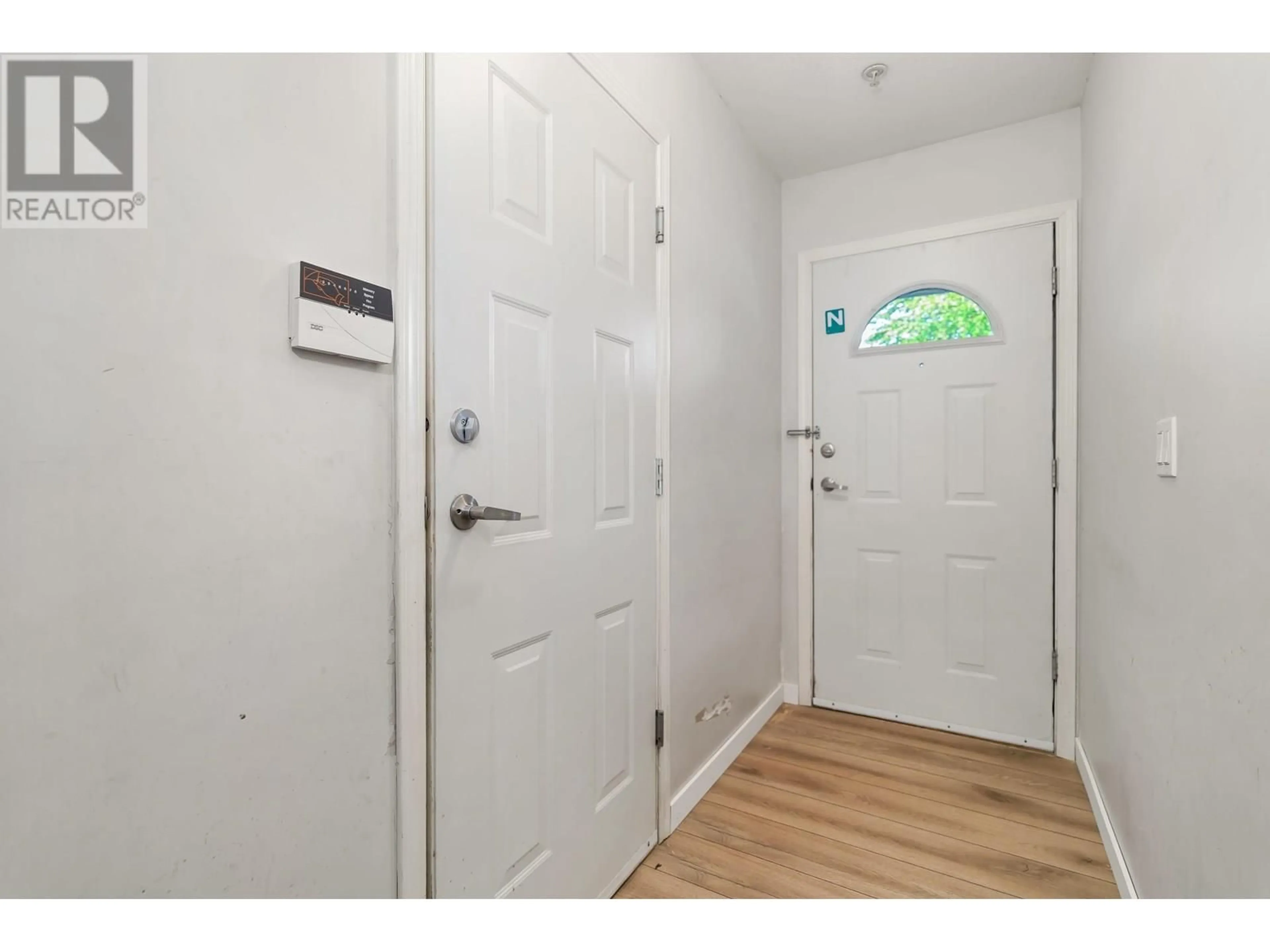 Indoor entryway for 40 - 1010 EWEN AVENUE, New Westminster British Columbia V3M5C9