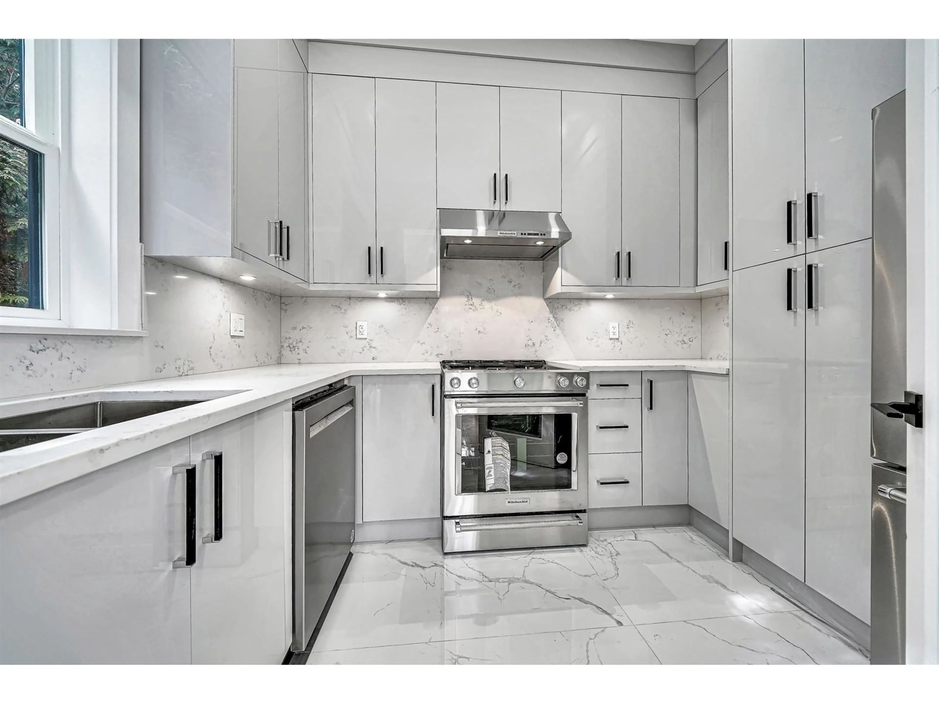 Contemporary kitchen, ceramic/tile floor for 5468 184, Surrey British Columbia V3S1E1