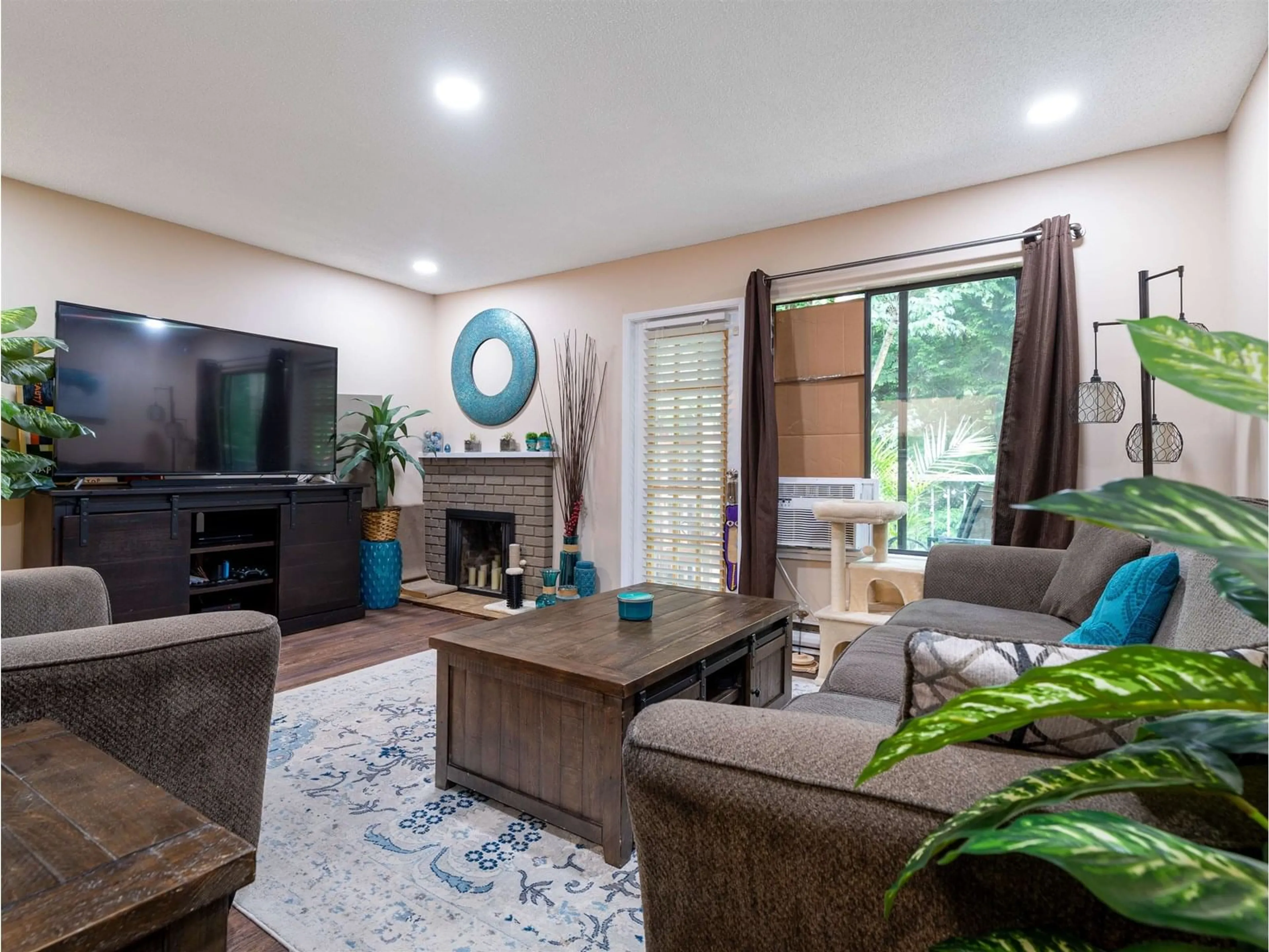 Living room with furniture, unknown for 914 - 10620 150, Surrey British Columbia V3R7S1