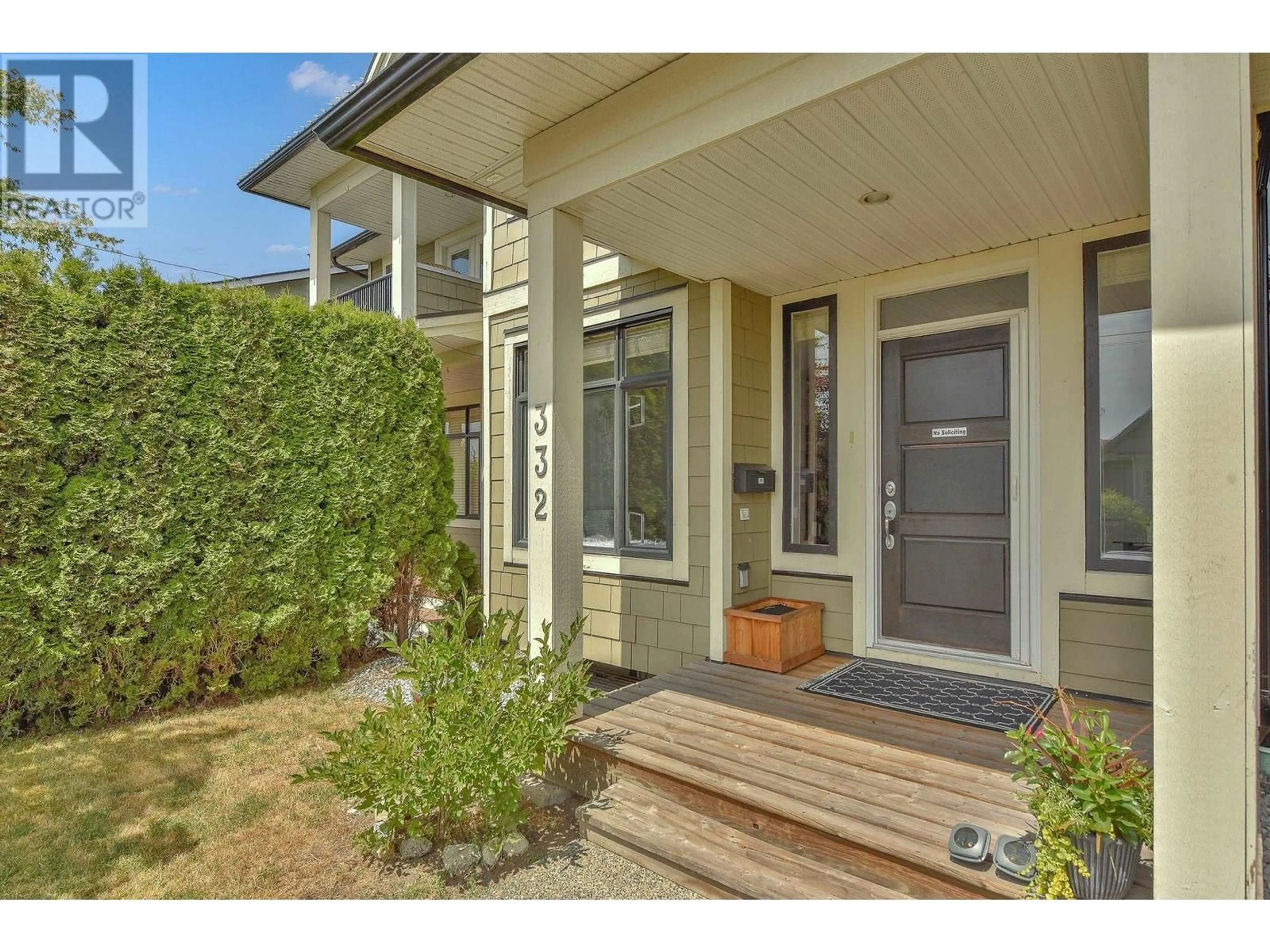 Indoor entryway for 332 11TH STREET, North Vancouver British Columbia V7L2G9