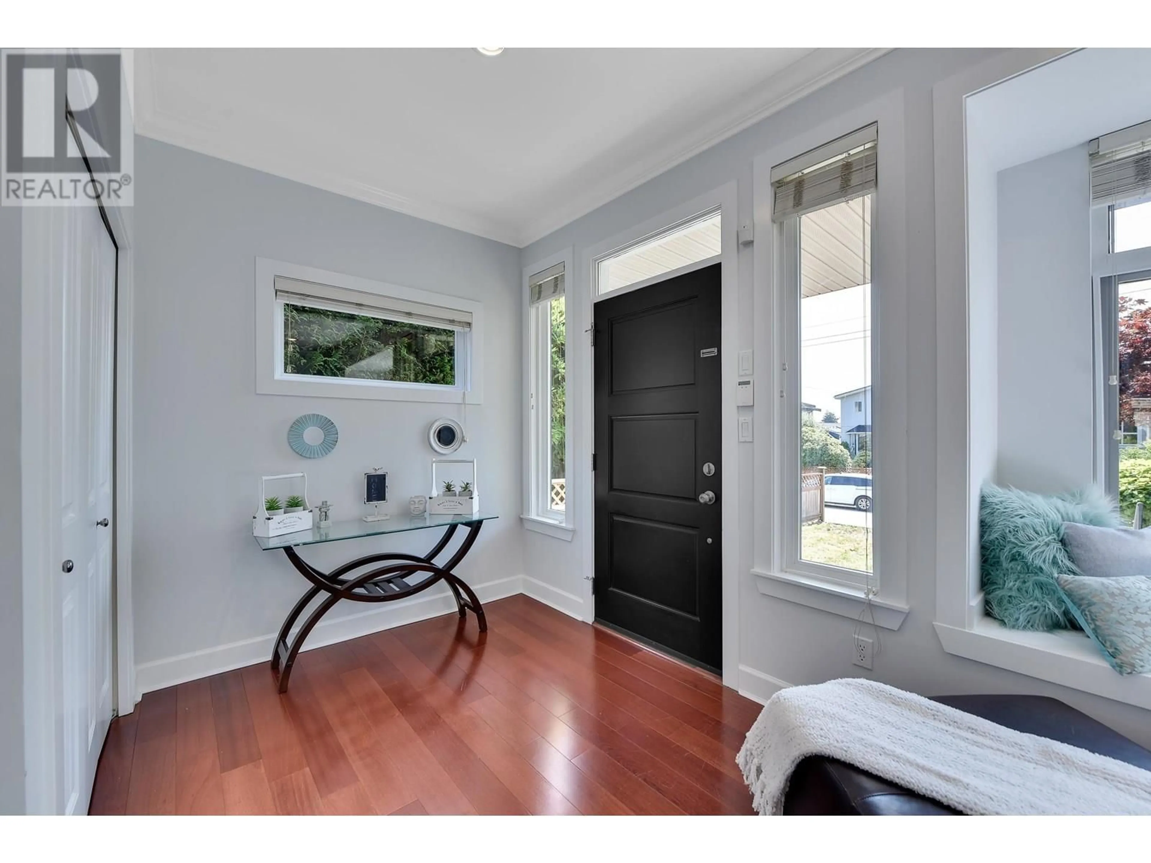 Indoor entryway for 332 11TH STREET, North Vancouver British Columbia V7L2G9
