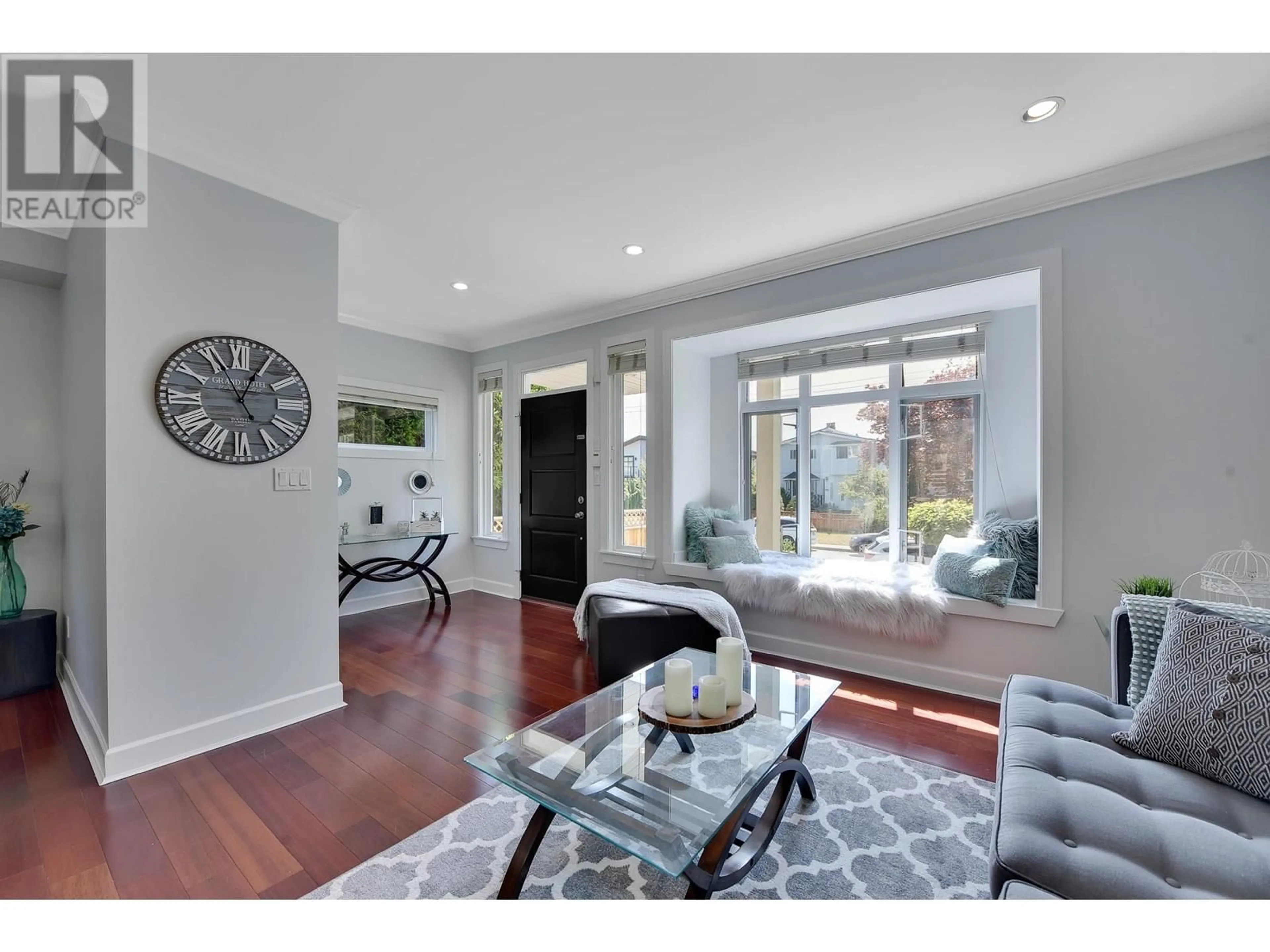 Living room with furniture, unknown for 332 11TH STREET, North Vancouver British Columbia V7L2G9