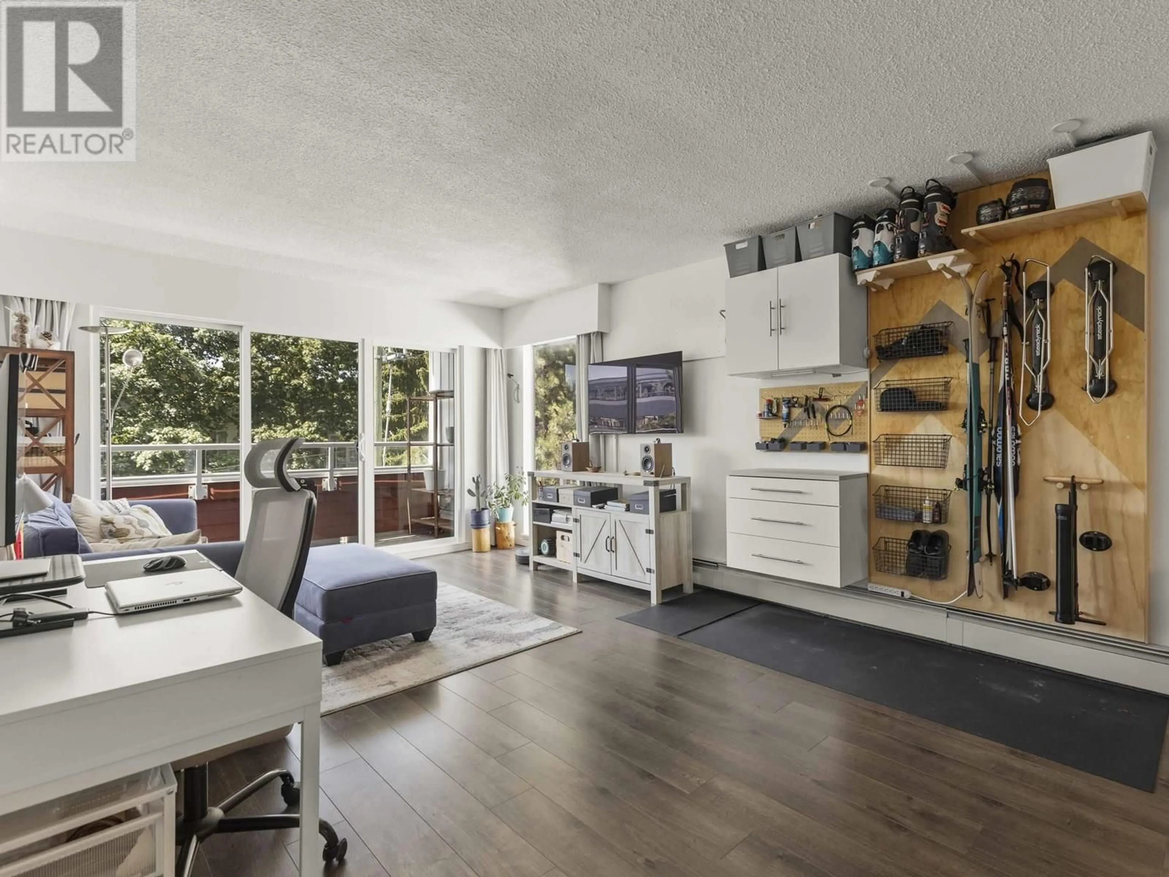 Open concept kitchen, wood/laminate floor for 401 - 250 1 STREET, North Vancouver British Columbia V7M1B4