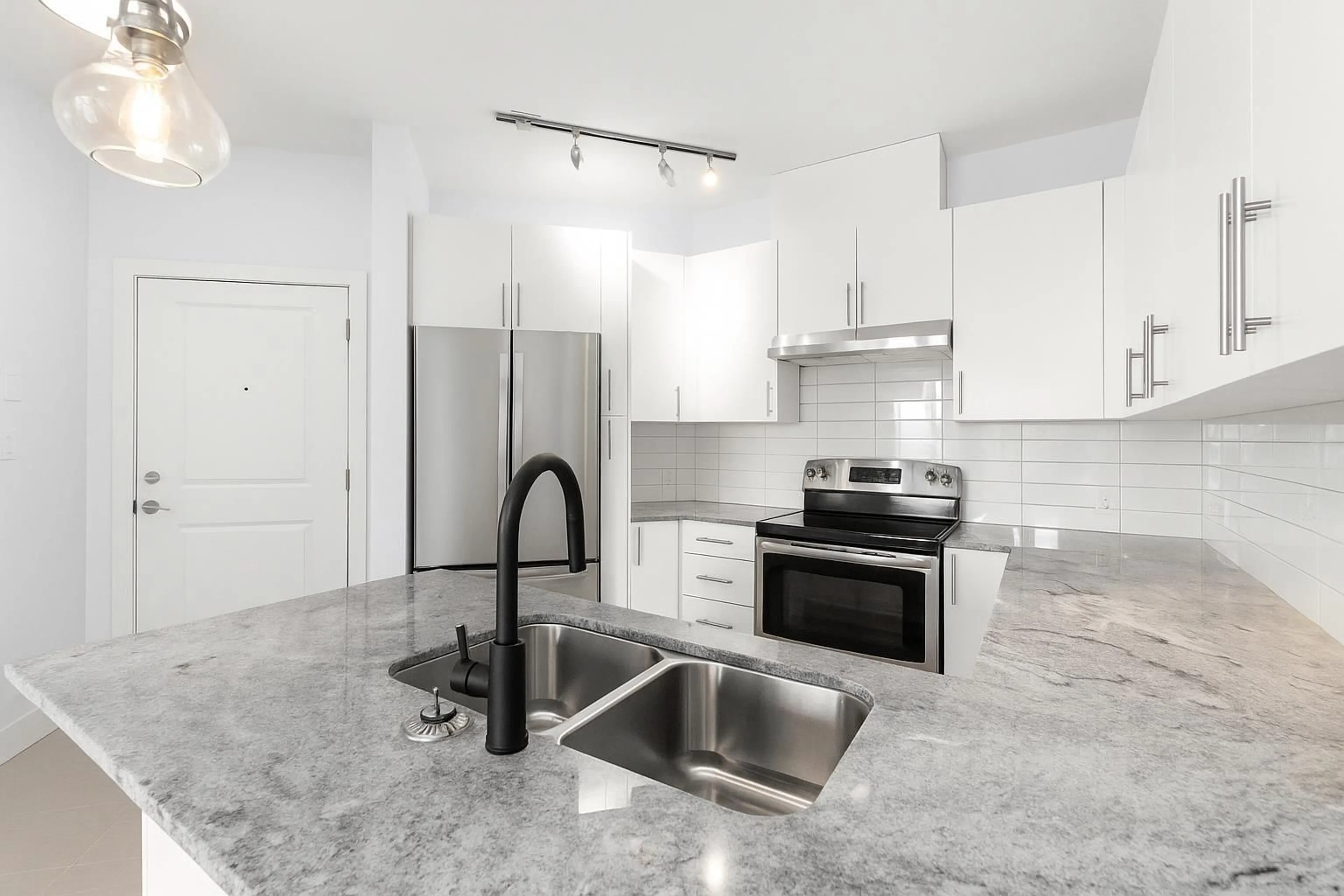 Standard kitchen, ceramic/tile floor for 412 - 15956 86A, Surrey British Columbia V4N6N8