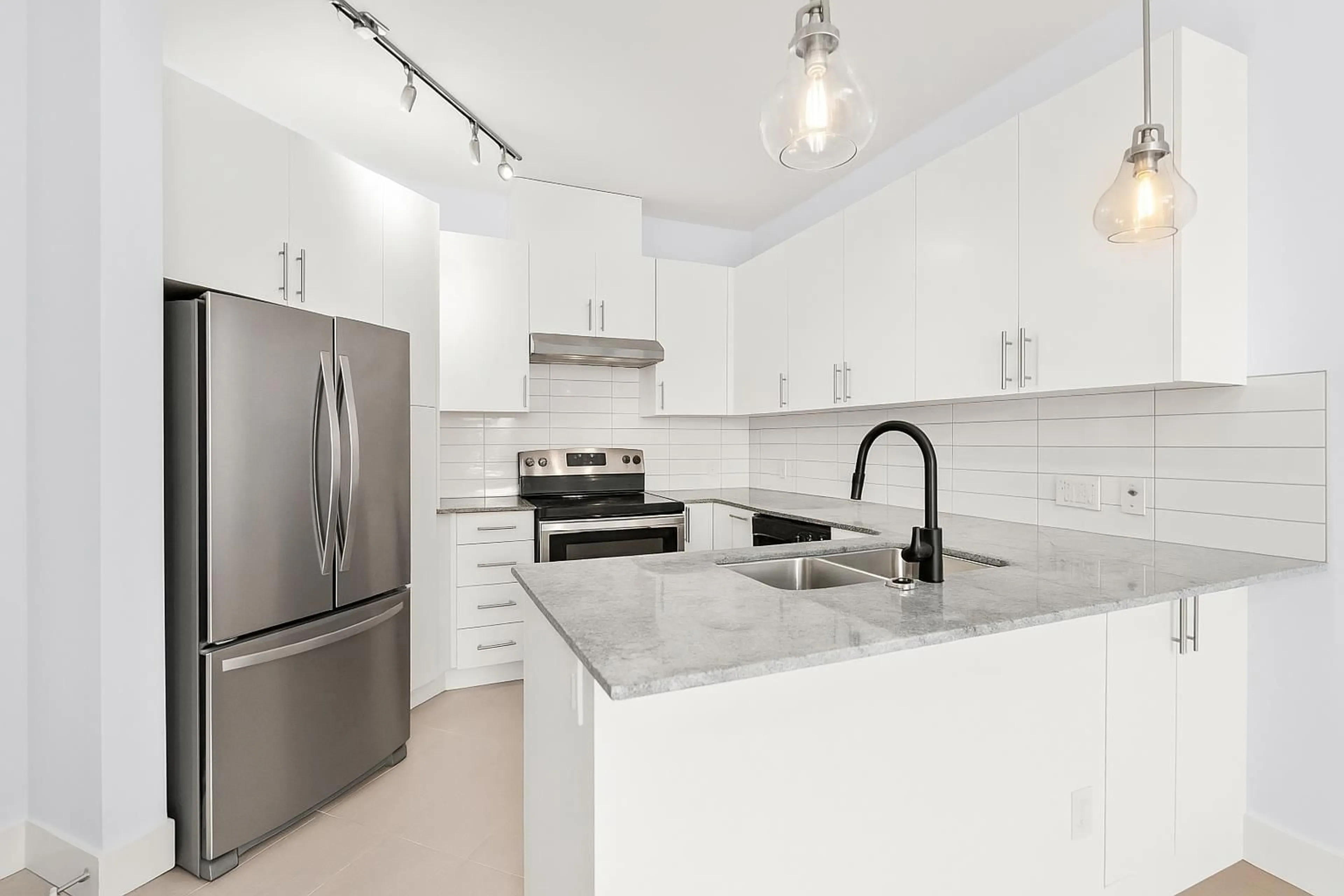 Standard kitchen, unknown for 412 - 15956 86A, Surrey British Columbia V4N6N8