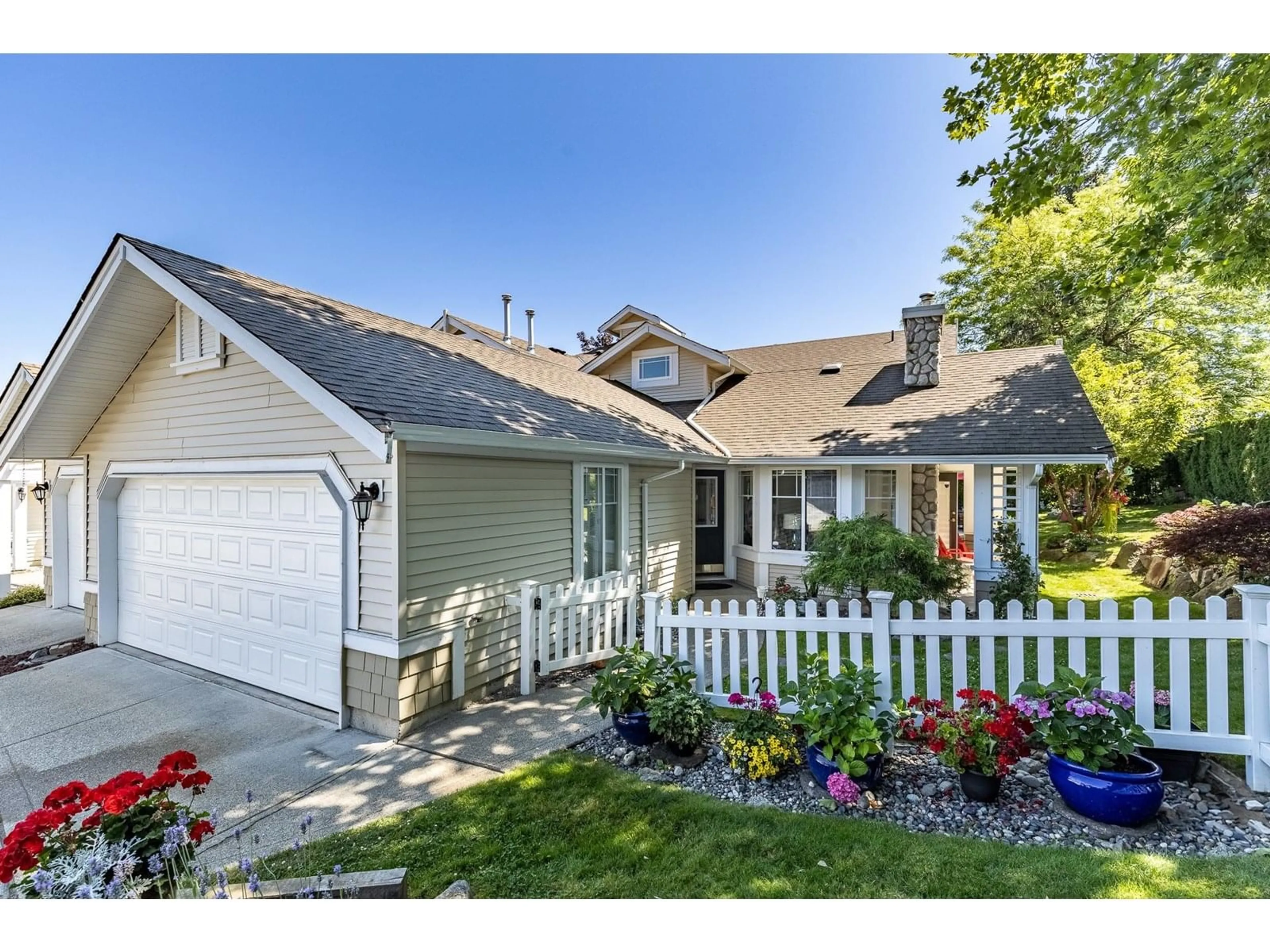Home with vinyl exterior material, street for 27 - 6488 168, Surrey British Columbia V2S8Z1