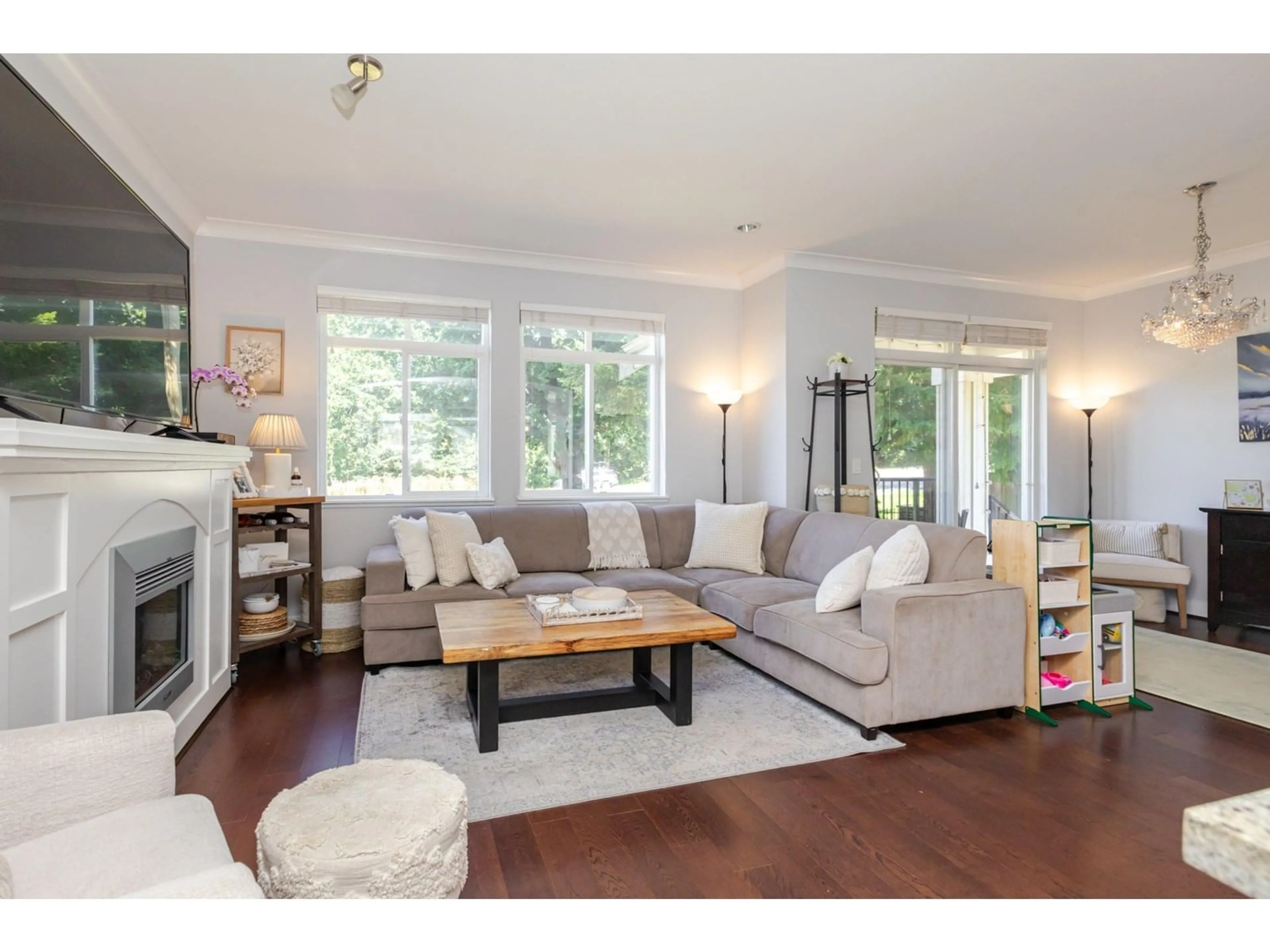Living room with furniture, wood/laminate floor for 21 - 2925 KING GEORGE, Surrey British Columbia V4P1B8