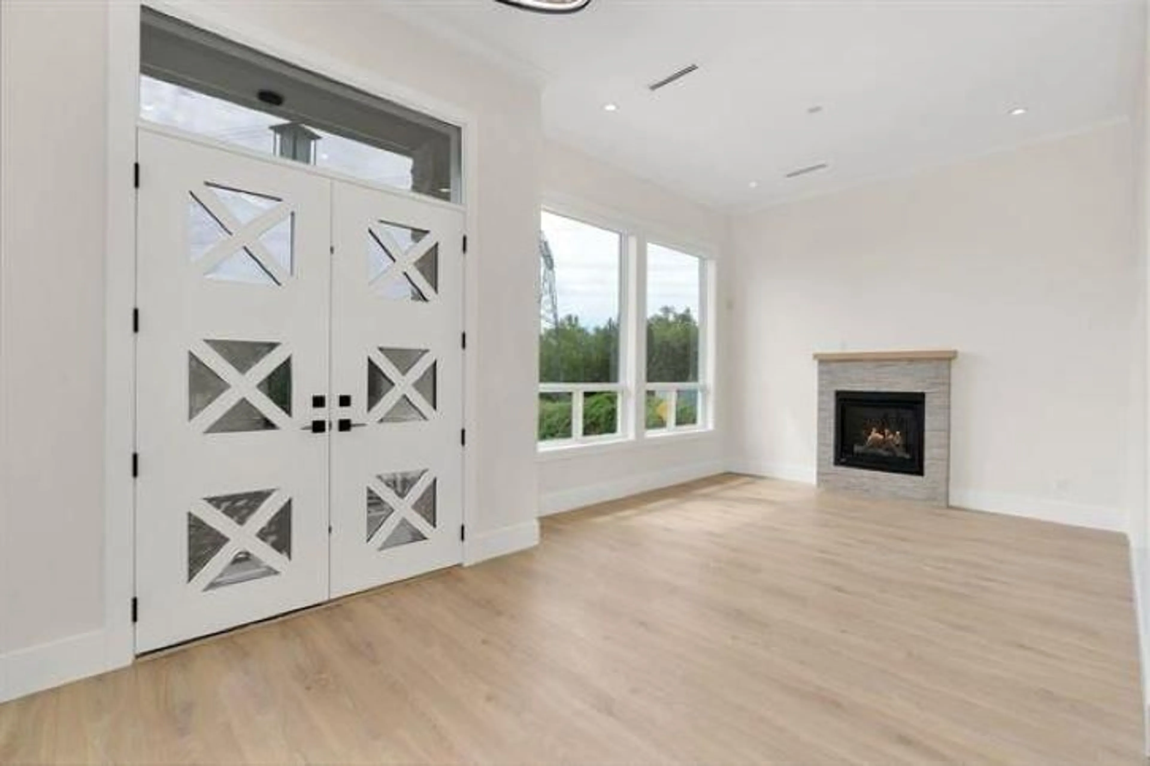 Indoor entryway for 16685 15A, Surrey British Columbia V3S9X7