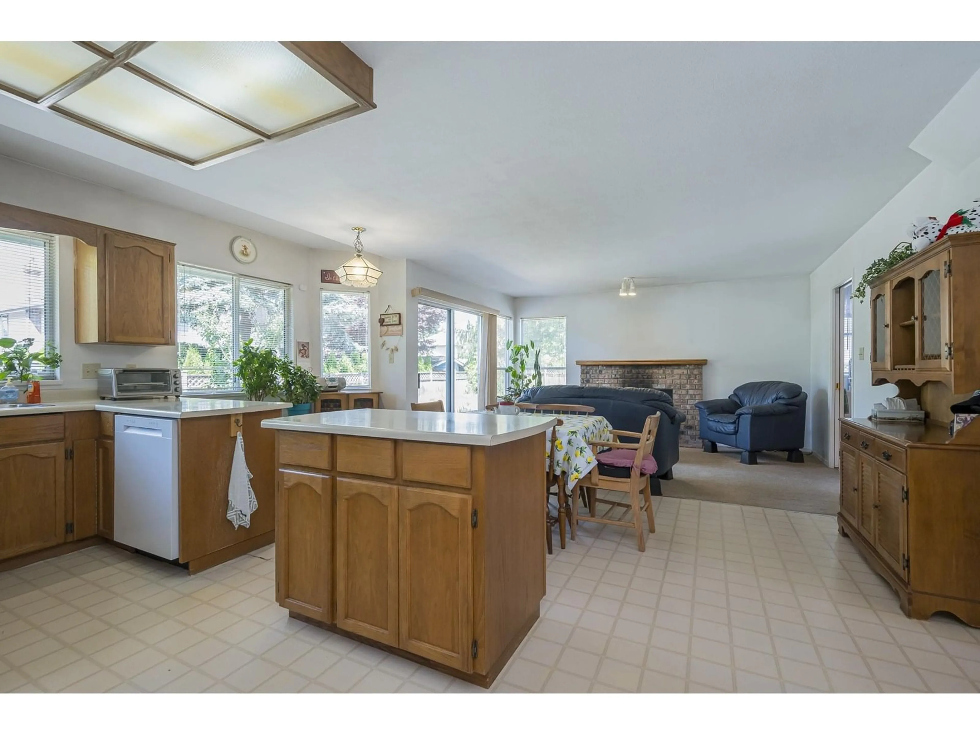 Open concept kitchen, unknown for 3389 197, Langley British Columbia V3A7X4