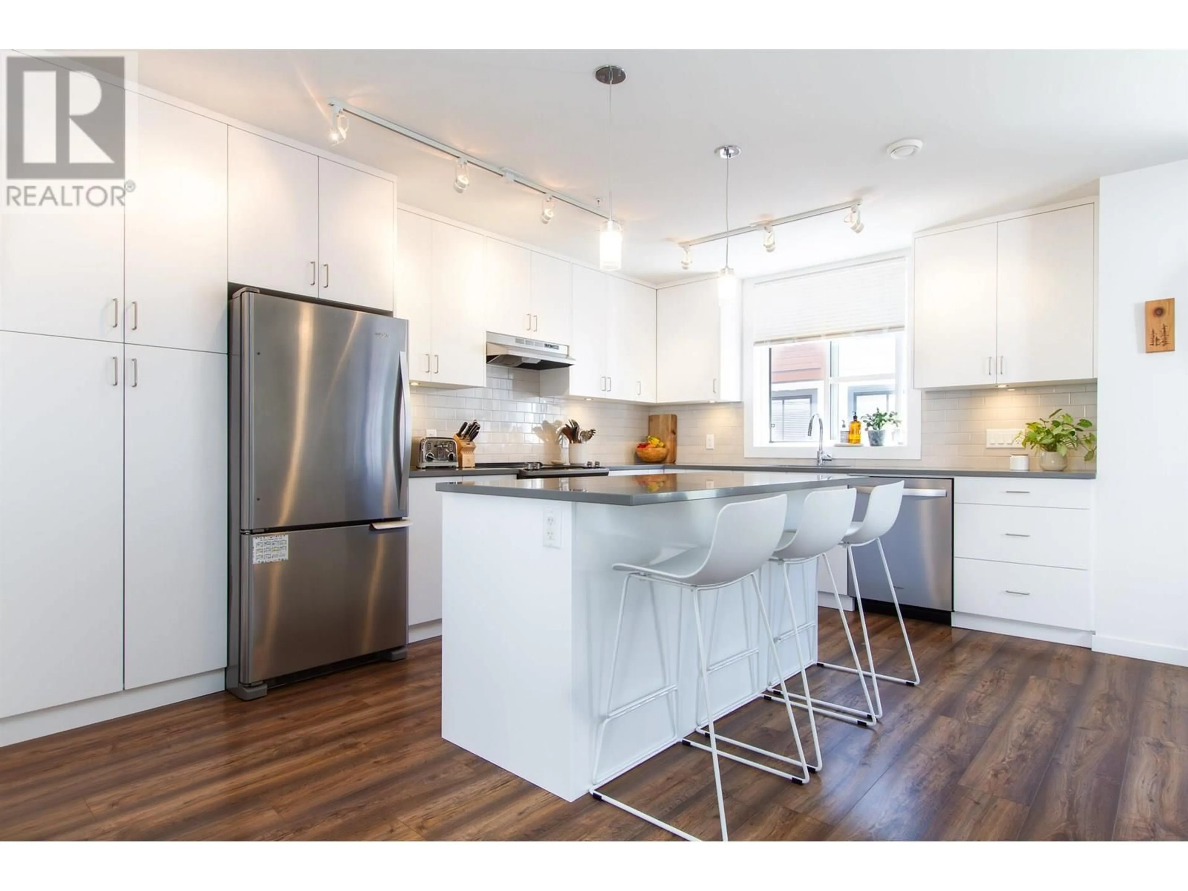Open concept kitchen, wood/laminate floor for 22 - 39769 GOVERNMENT ROAD, Squamish British Columbia V8B0Z1