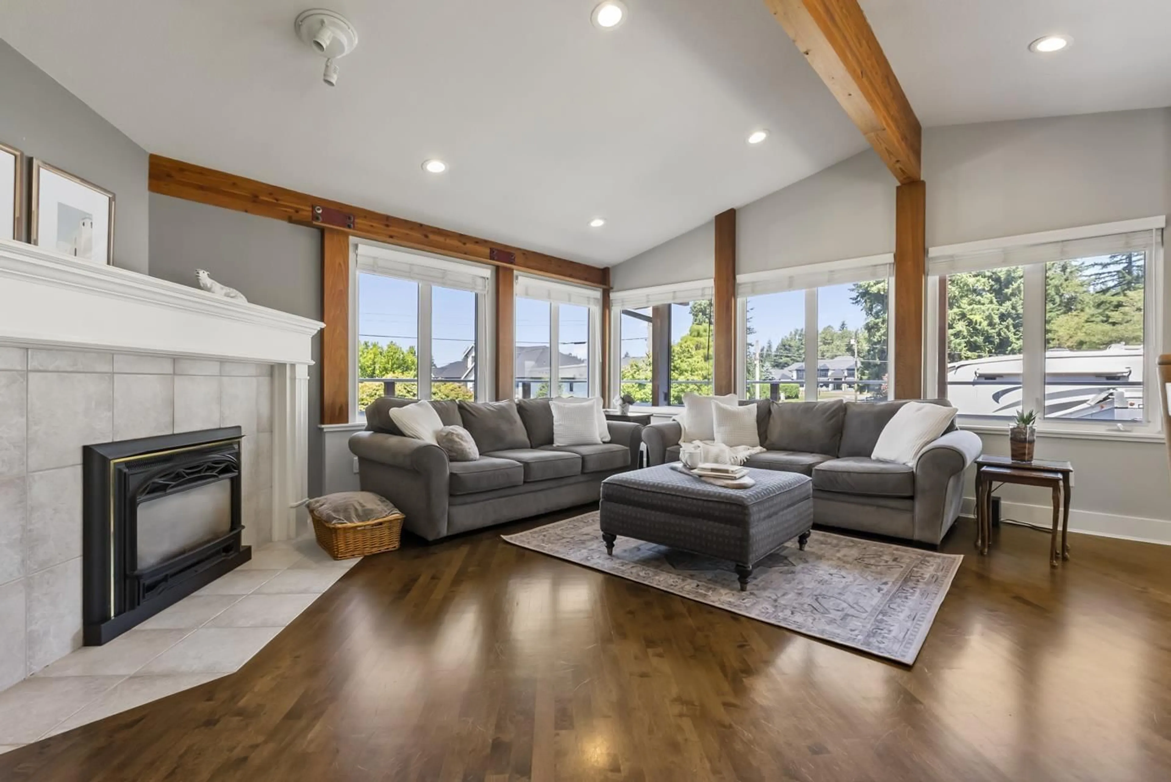 Living room with furniture, wood/laminate floor for 5506 238, Langley British Columbia V3A7N6