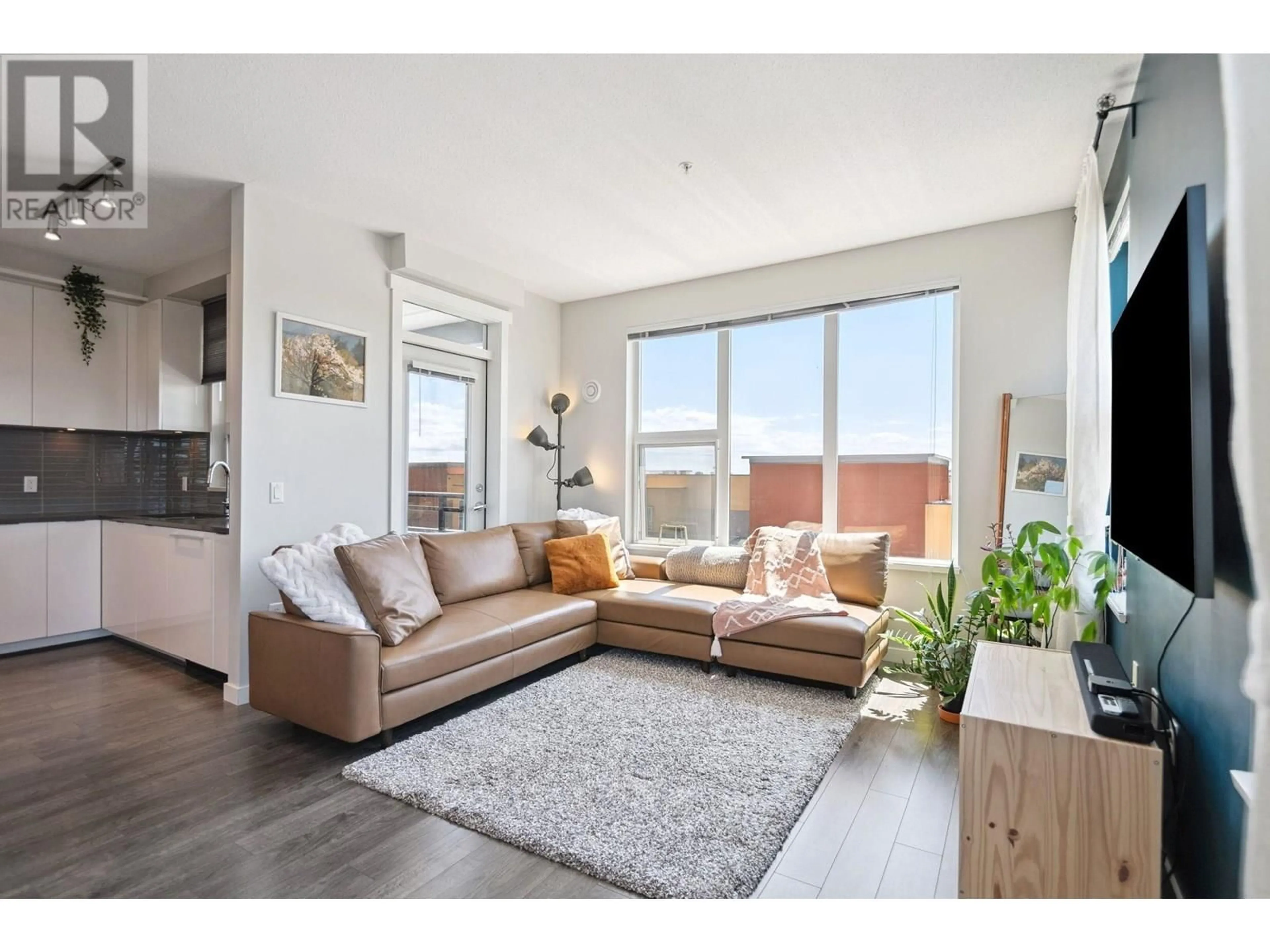 Living room with furniture, wood/laminate floor for 523 - 9311 ALEXANDRA ROAD, Richmond British Columbia V6X0L8