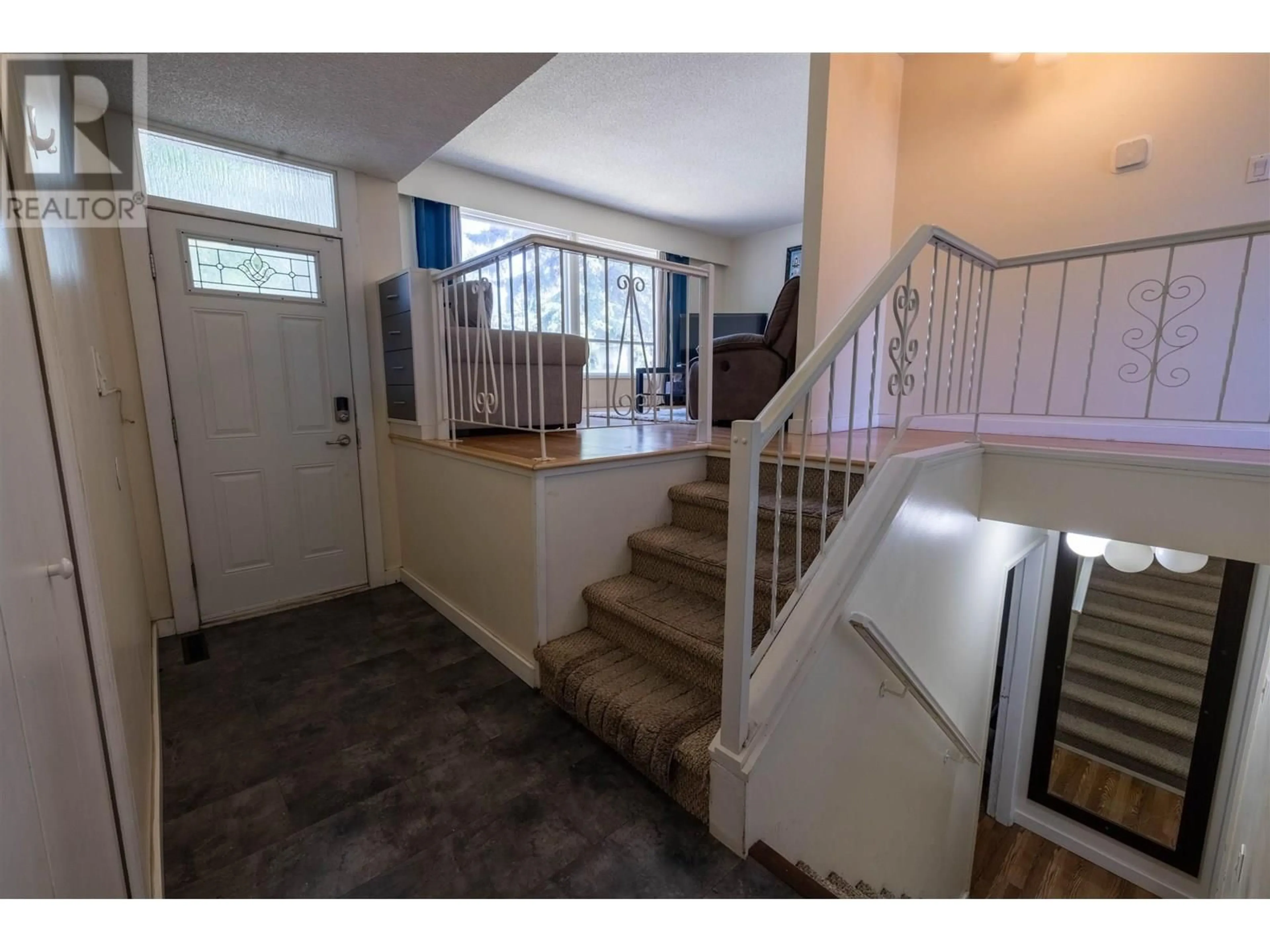 Indoor foyer for 2955 WESTWOOD DRIVE, Prince George British Columbia V2N1R7