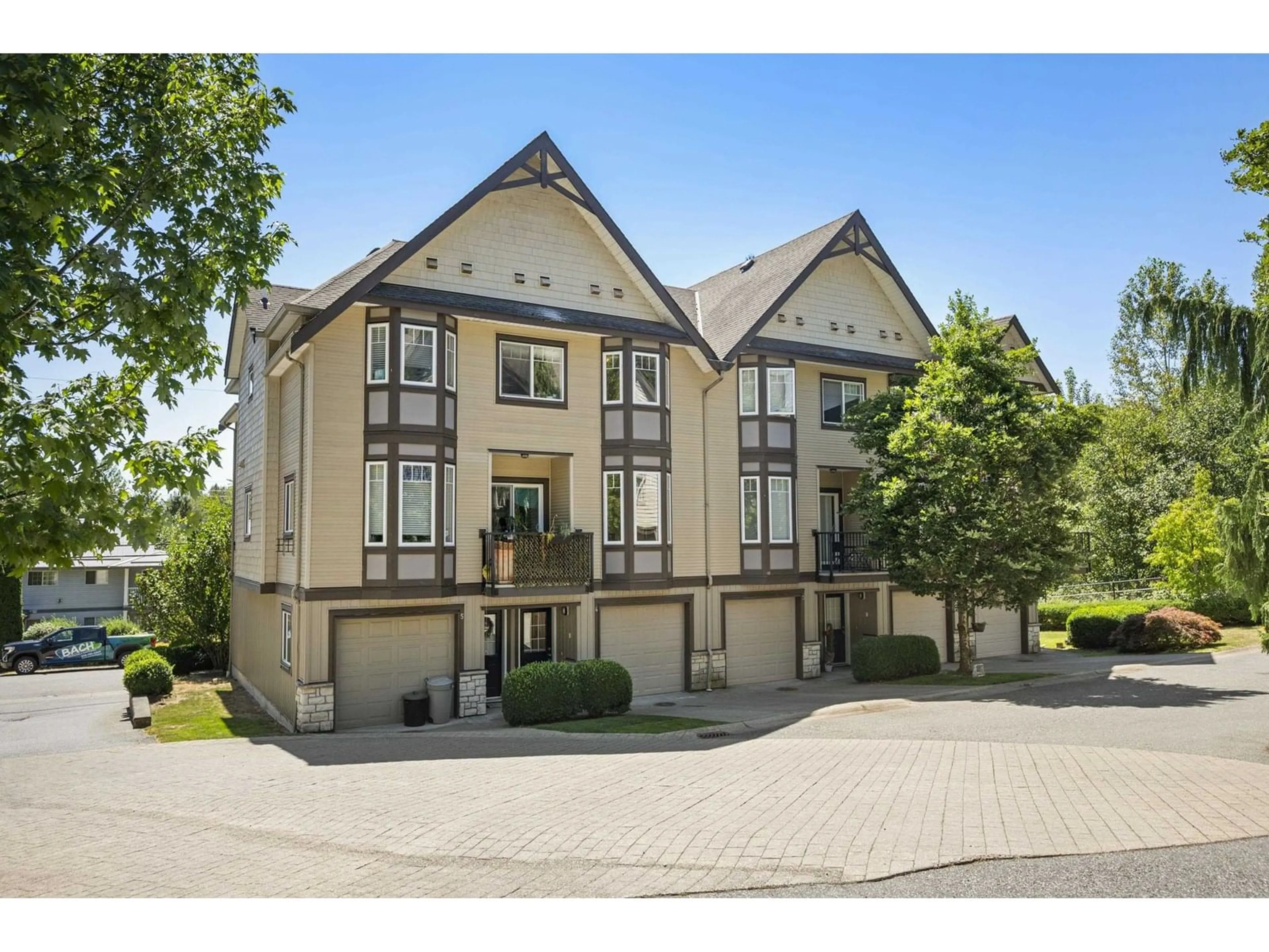 A pic from outside/outdoor area/front of a property/back of a property/a pic from drone, street for 4 - 32501 FRASER, Mission British Columbia V2V1C5