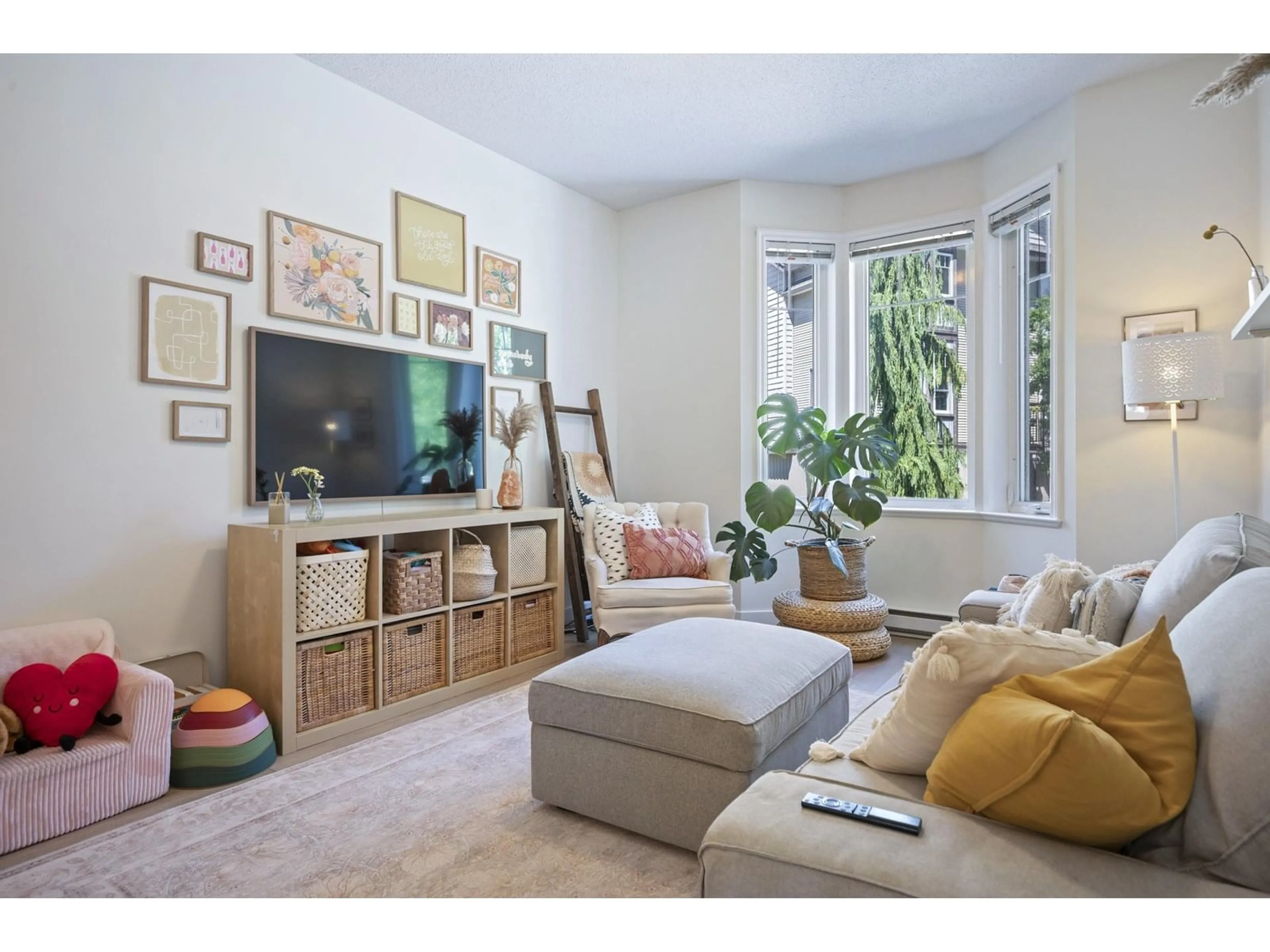 Living room with furniture, unknown for 4 - 32501 FRASER, Mission British Columbia V2V1C5