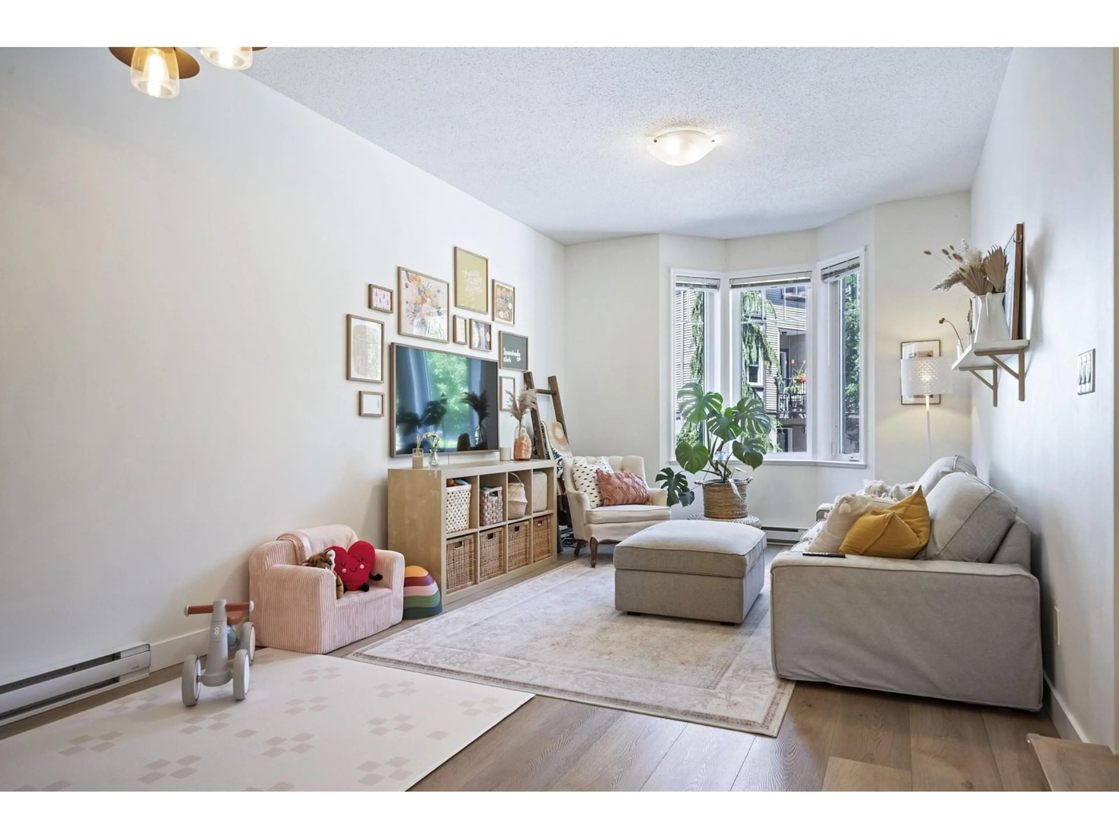 Living room with furniture, unknown for 4 - 32501 FRASER, Mission British Columbia V2V1C5