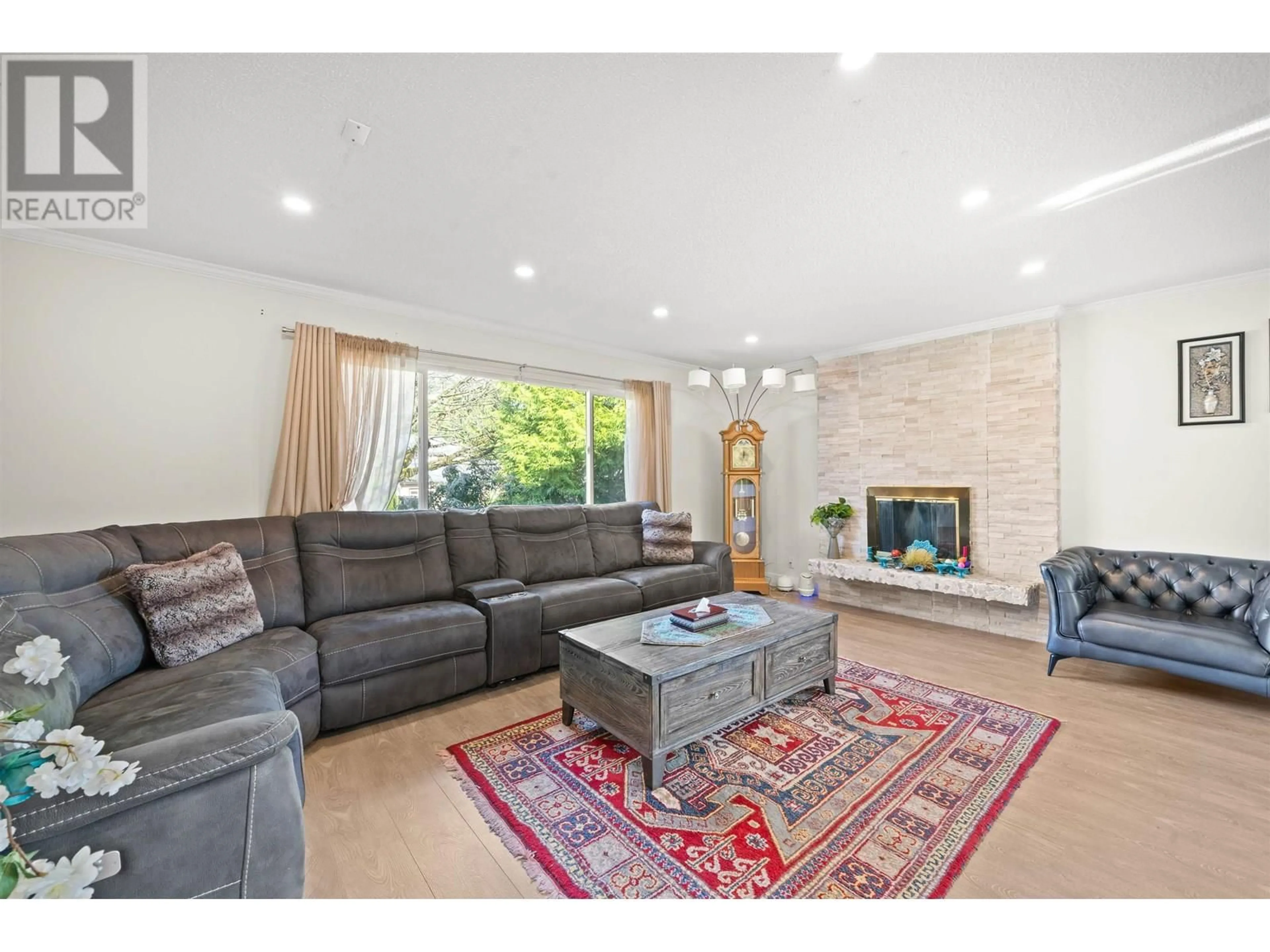 Living room with furniture, unknown for 2333 KIRKSTONE ROAD, North Vancouver British Columbia V7J3M1