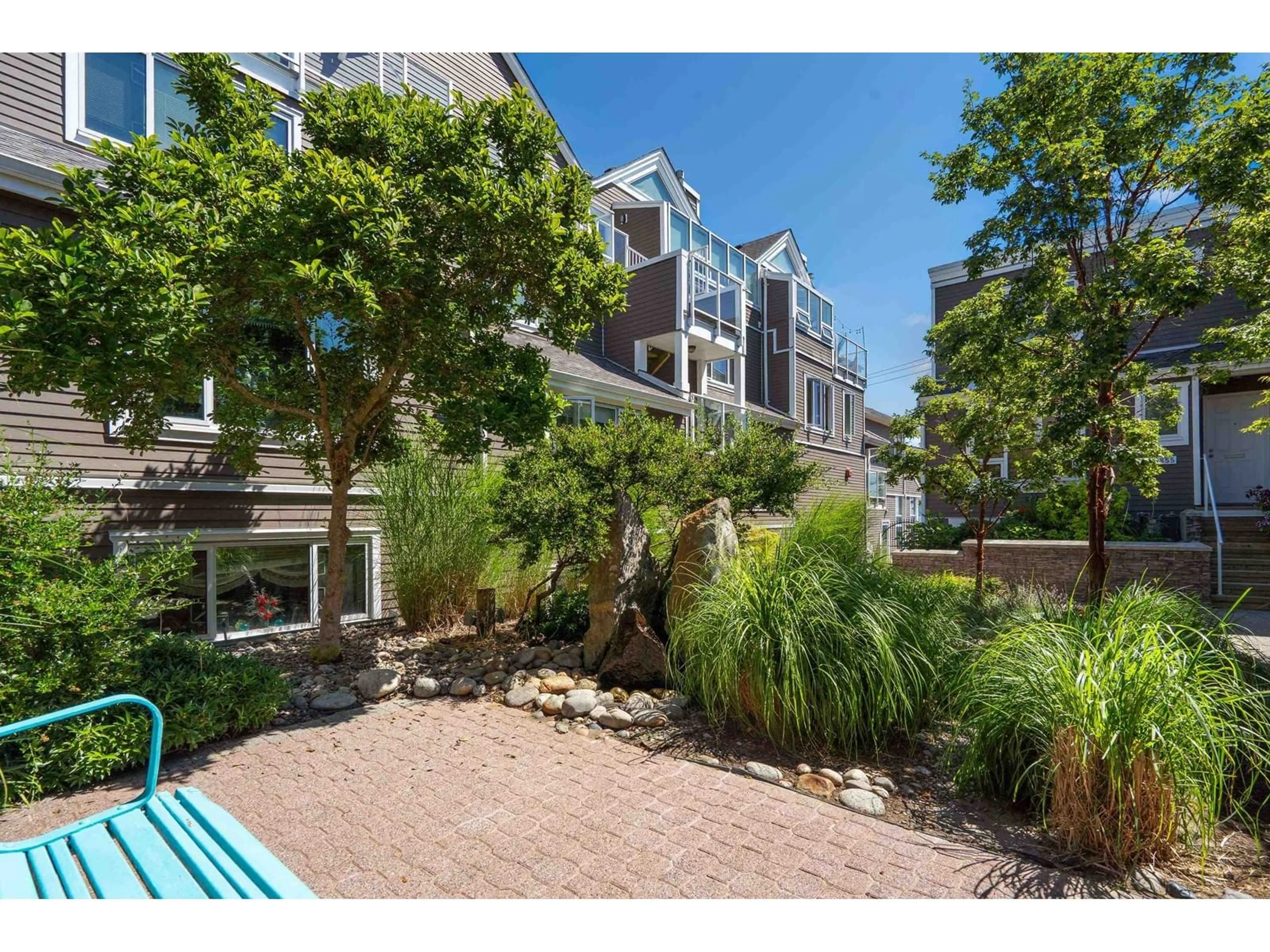 A pic from outside/outdoor area/front of a property/back of a property/a pic from drone, street for 1107 ELM, White Rock British Columbia V4B1C1