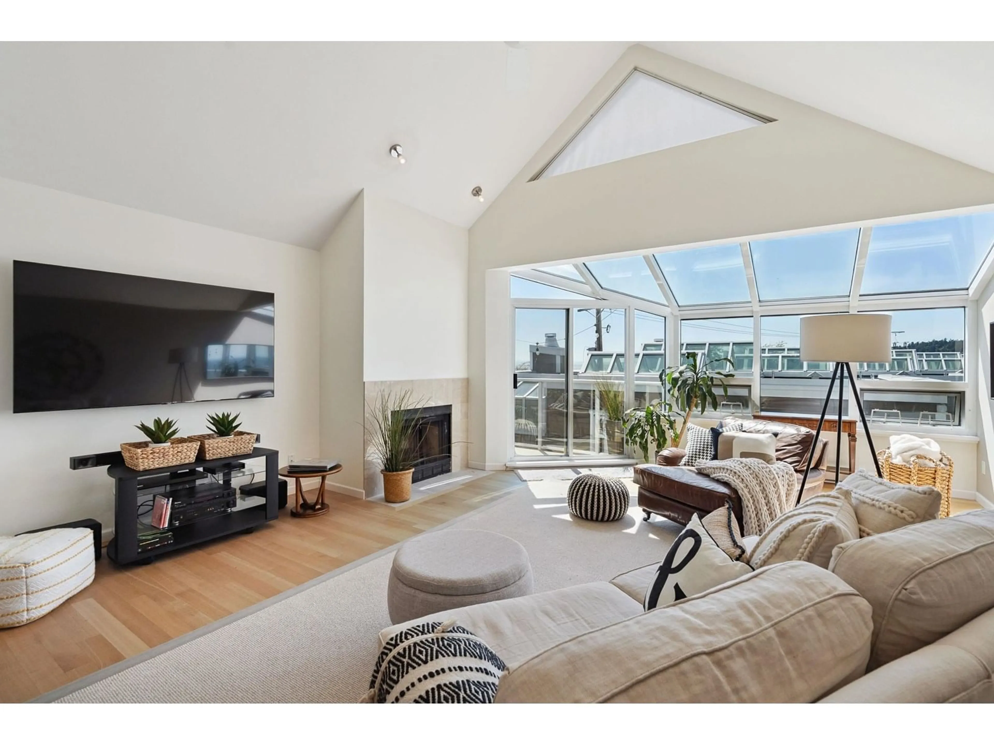 Living room with furniture, unknown for 1107 ELM, White Rock British Columbia V4B1C1