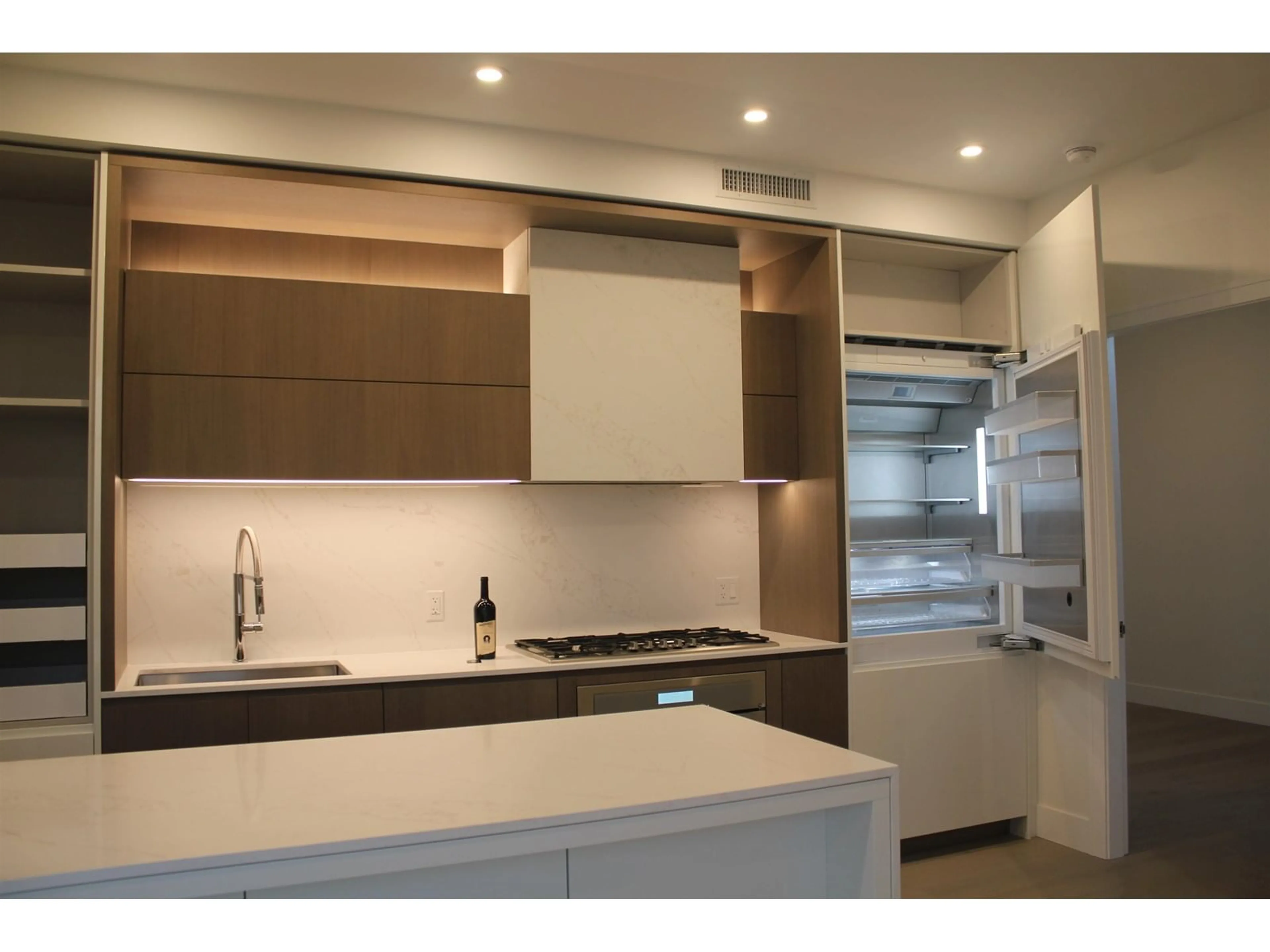 Contemporary kitchen, unknown for 702 - 1342 JOHNSTON, White Rock British Columbia V4B0C7