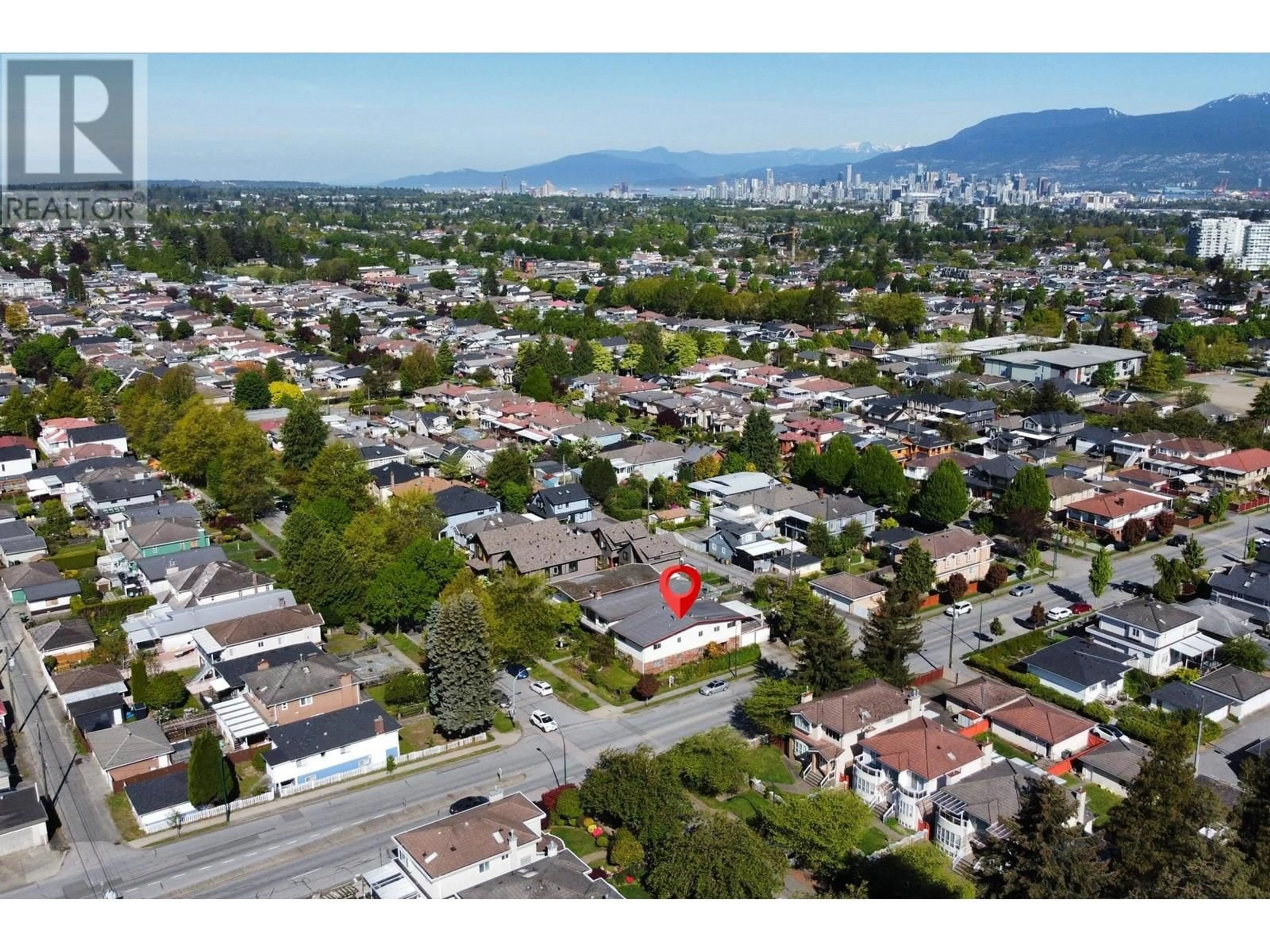A pic from outside/outdoor area/front of a property/back of a property/a pic from drone, mountain view for 5591 CLARENDON STREET, Vancouver British Columbia V5R3K1