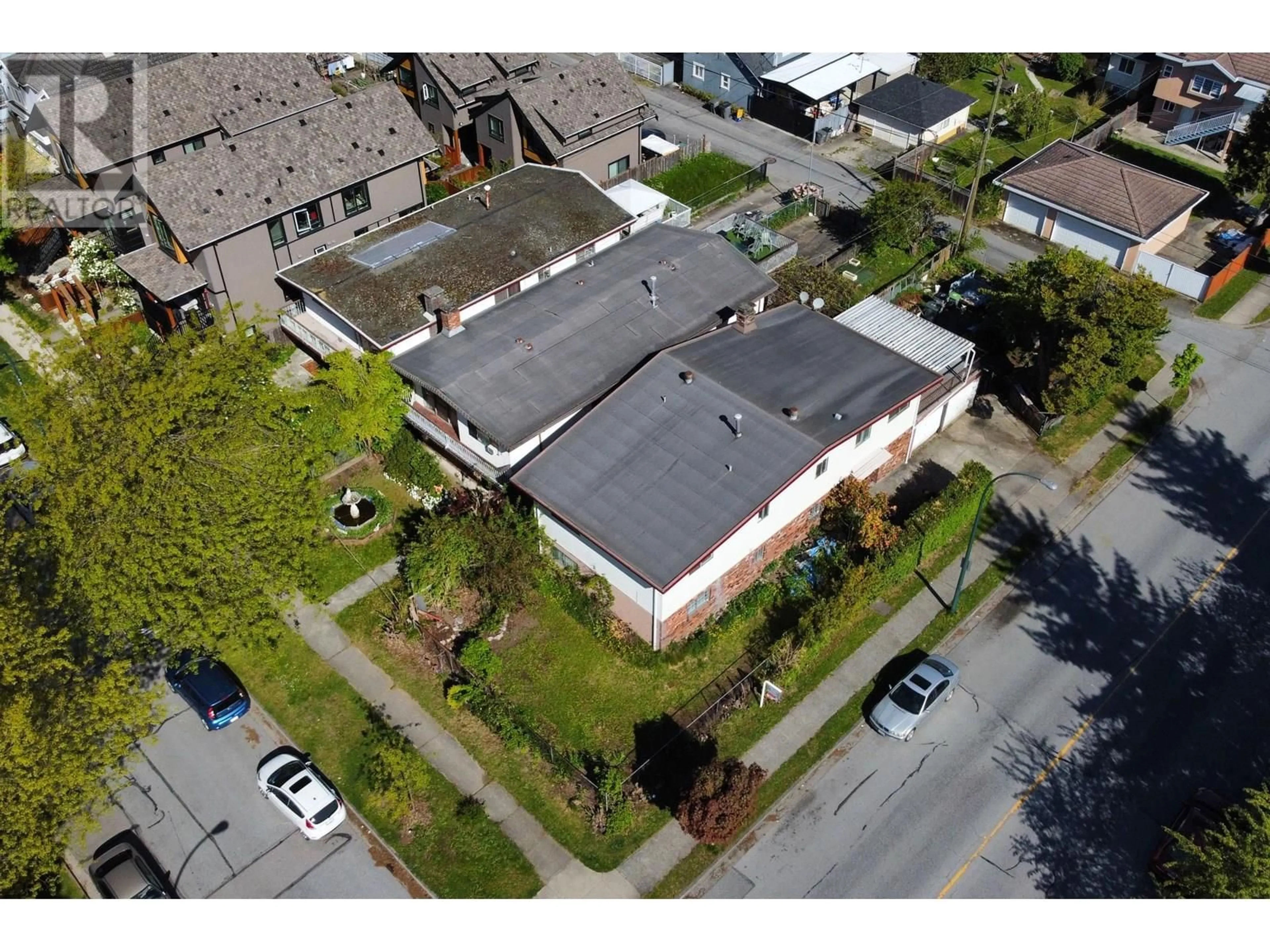 A pic from outside/outdoor area/front of a property/back of a property/a pic from drone, building for 5591 CLARENDON STREET, Vancouver British Columbia V5R3K1