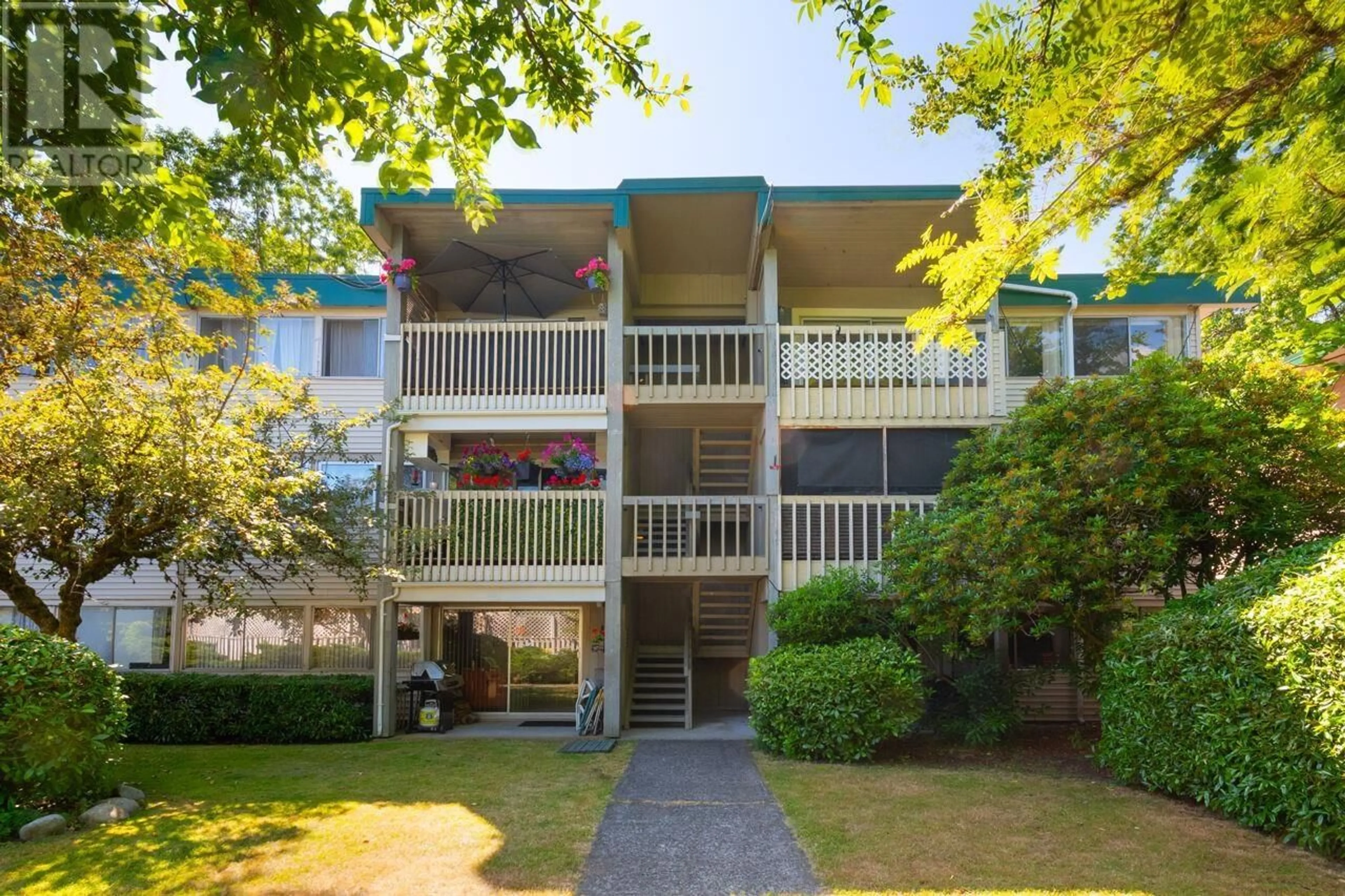 A pic from outside/outdoor area/front of a property/back of a property/a pic from drone, unknown for 842 WESTVIEW CRESCENT, North Vancouver British Columbia V7N3Y1