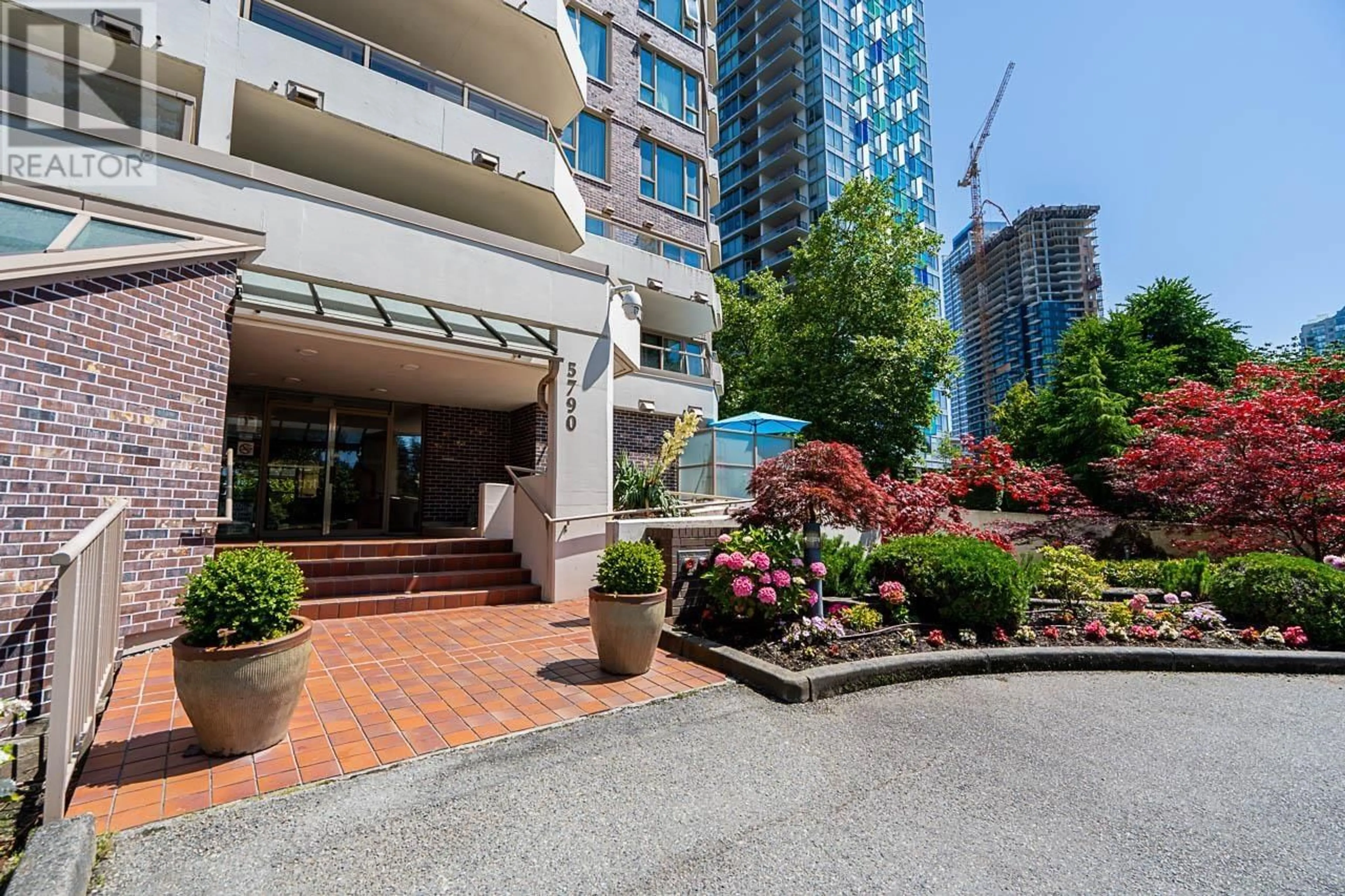 Patio, street for 303 - 5790 PATTERSON AVENUE, Burnaby British Columbia V5H4H6