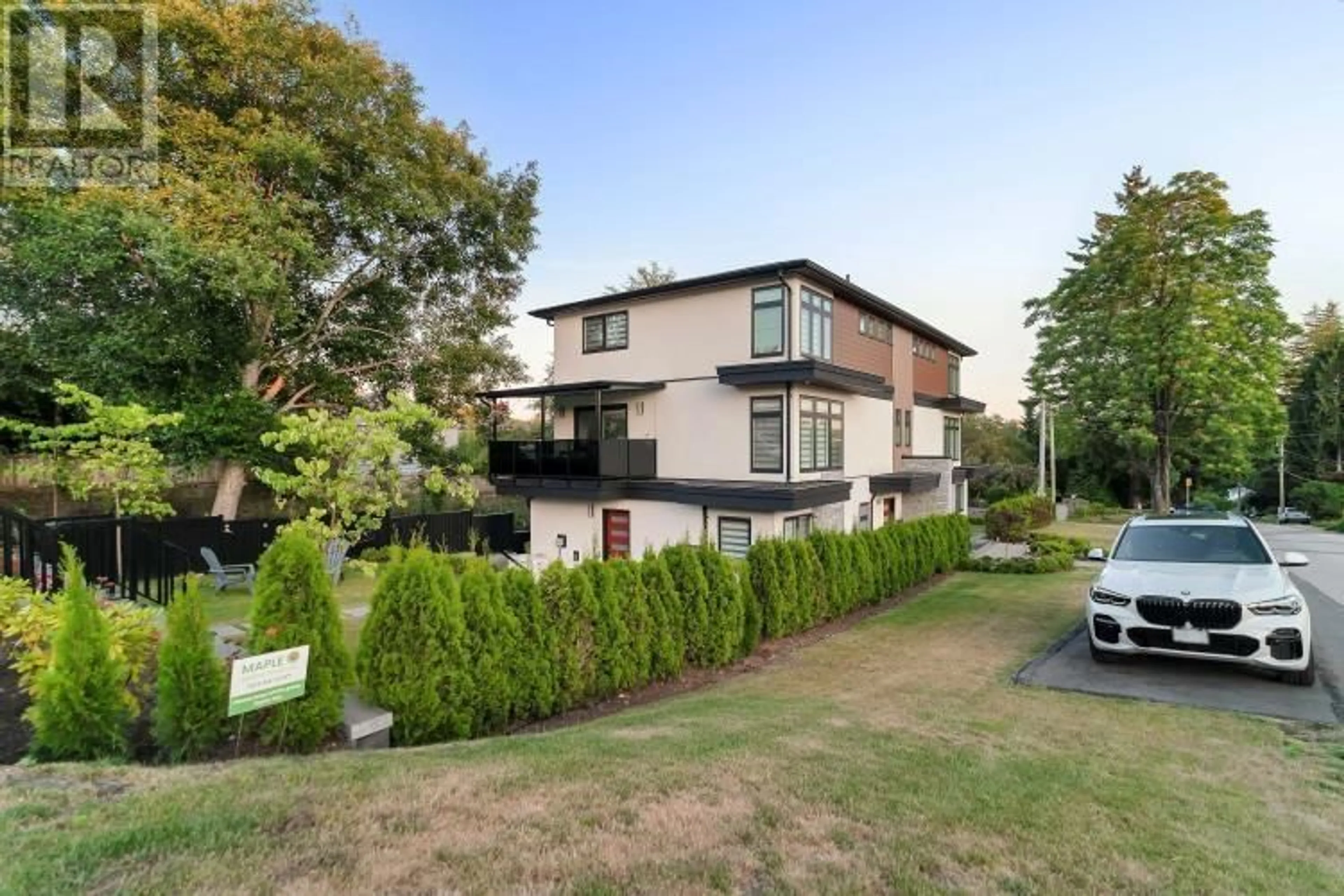 A pic from outside/outdoor area/front of a property/back of a property/a pic from drone, street for 1010 AUGUSTA AVENUE, Burnaby British Columbia V5A2V4