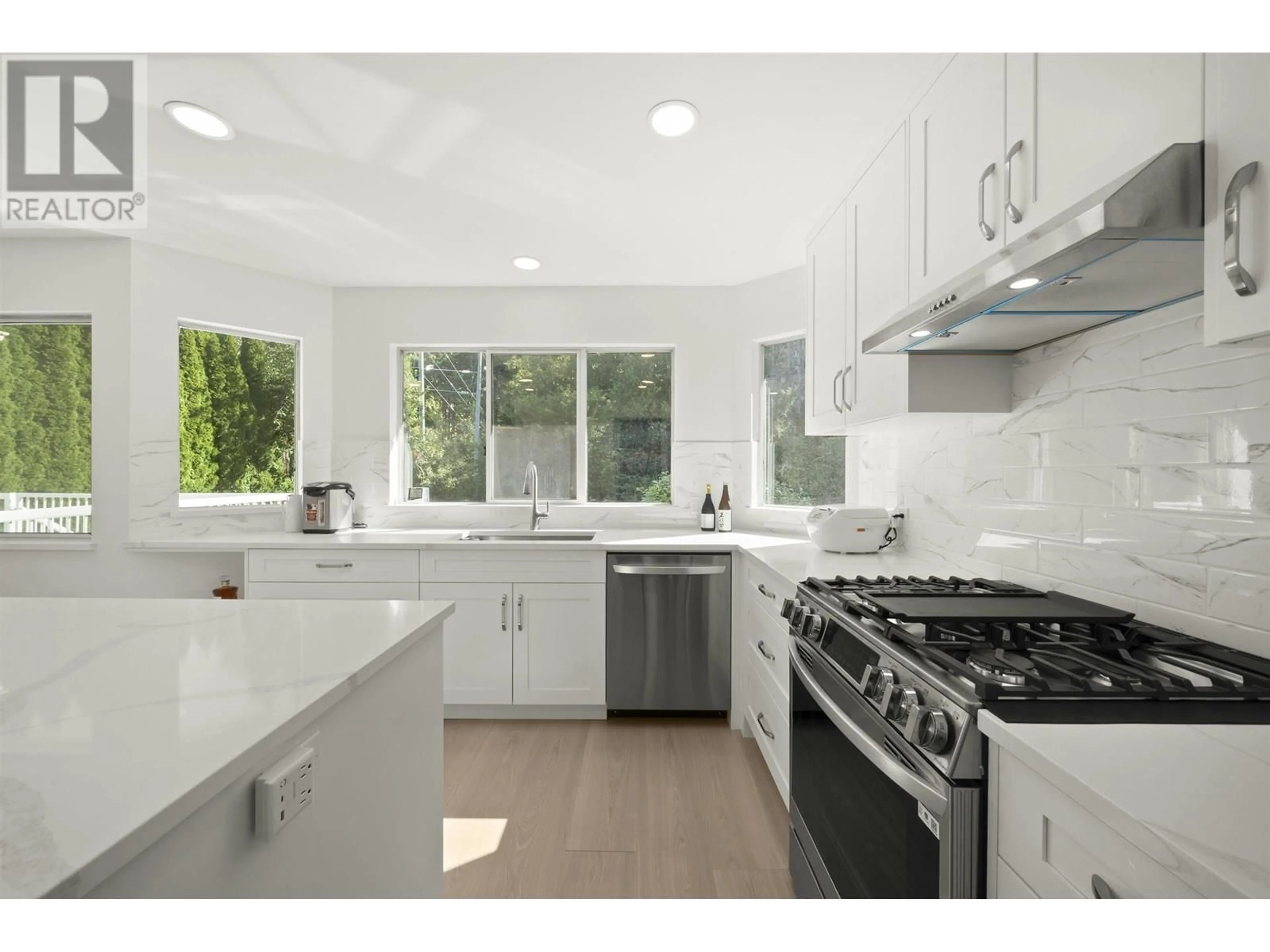 Open concept kitchen, ceramic/tile floor for 5399 WESTHAVEN WYND, West Vancouver British Columbia V7W3E8