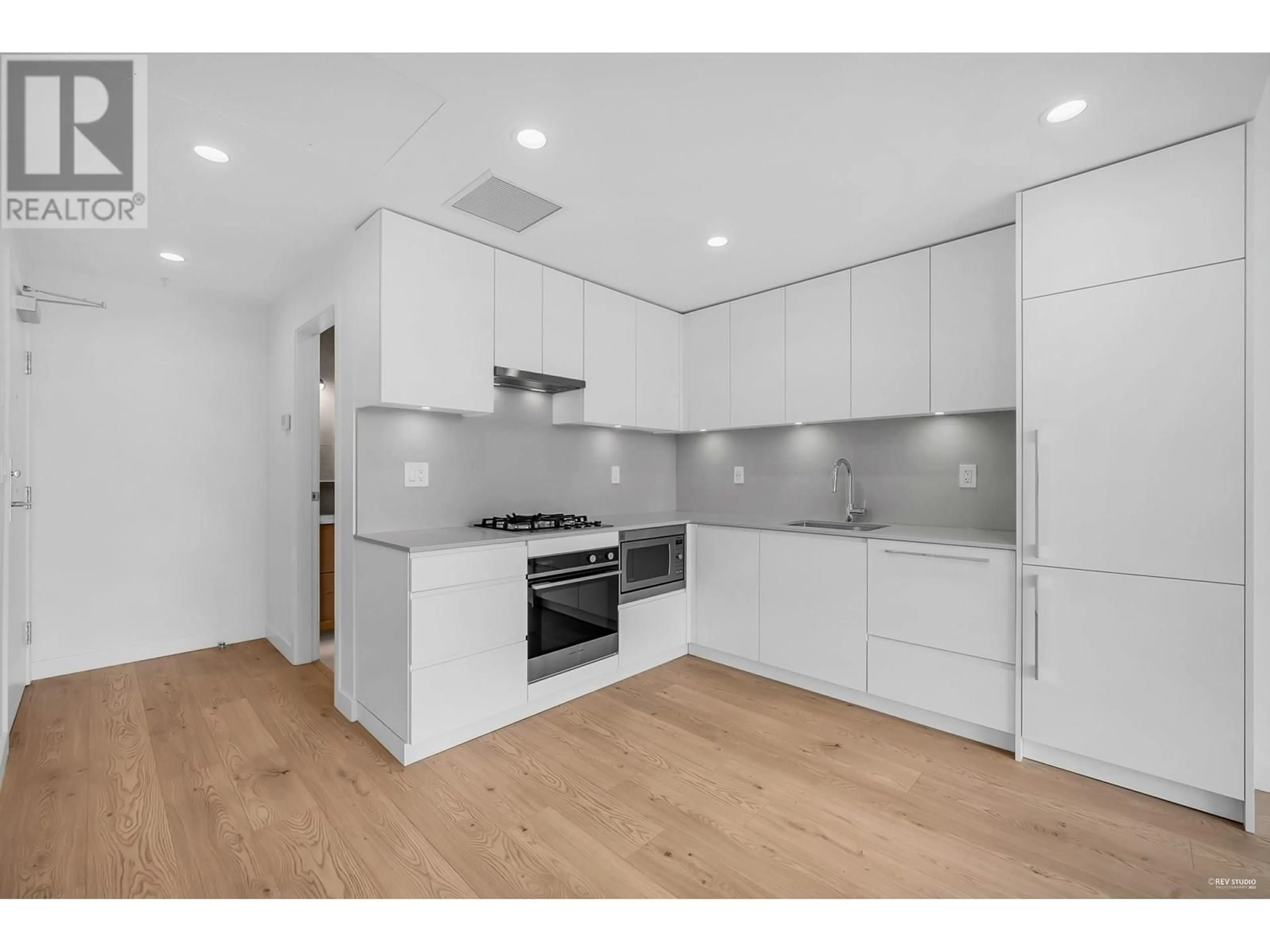 Standard kitchen, wood/laminate floor for 1001 - 2181 MADISON AVENUE, Burnaby British Columbia V5C0N4