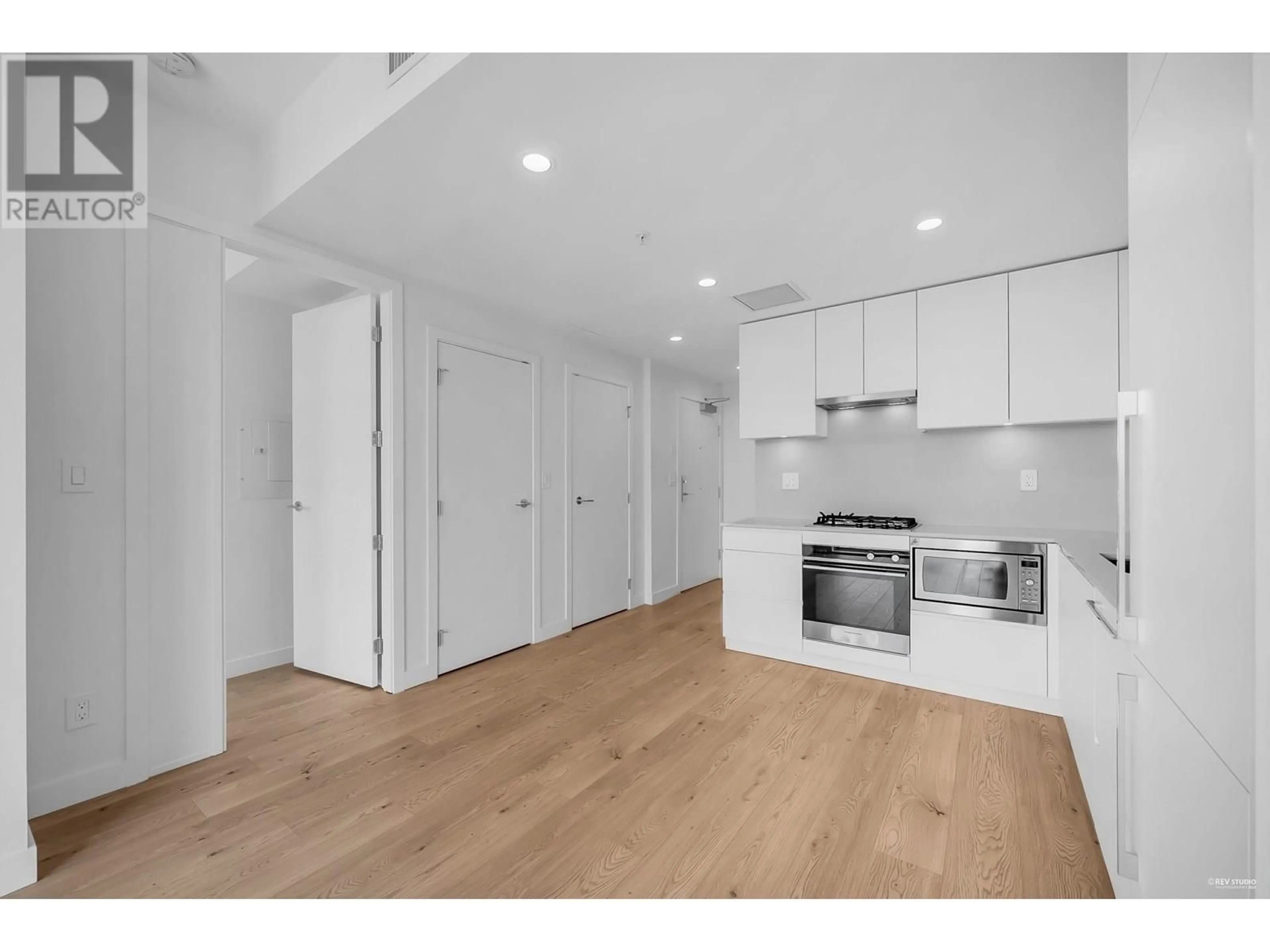 Standard kitchen, wood/laminate floor for 1001 - 2181 MADISON AVENUE, Burnaby British Columbia V5C0N4