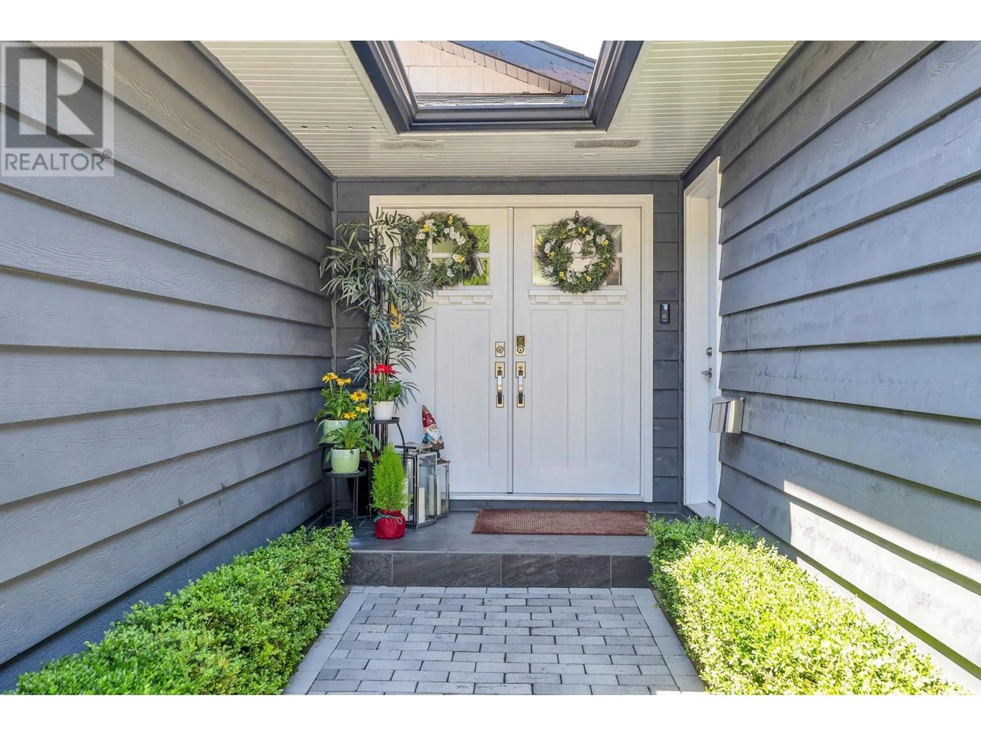 Indoor entryway for 169 CARISBROOKE ROAD, North Vancouver British Columbia V7N1N1