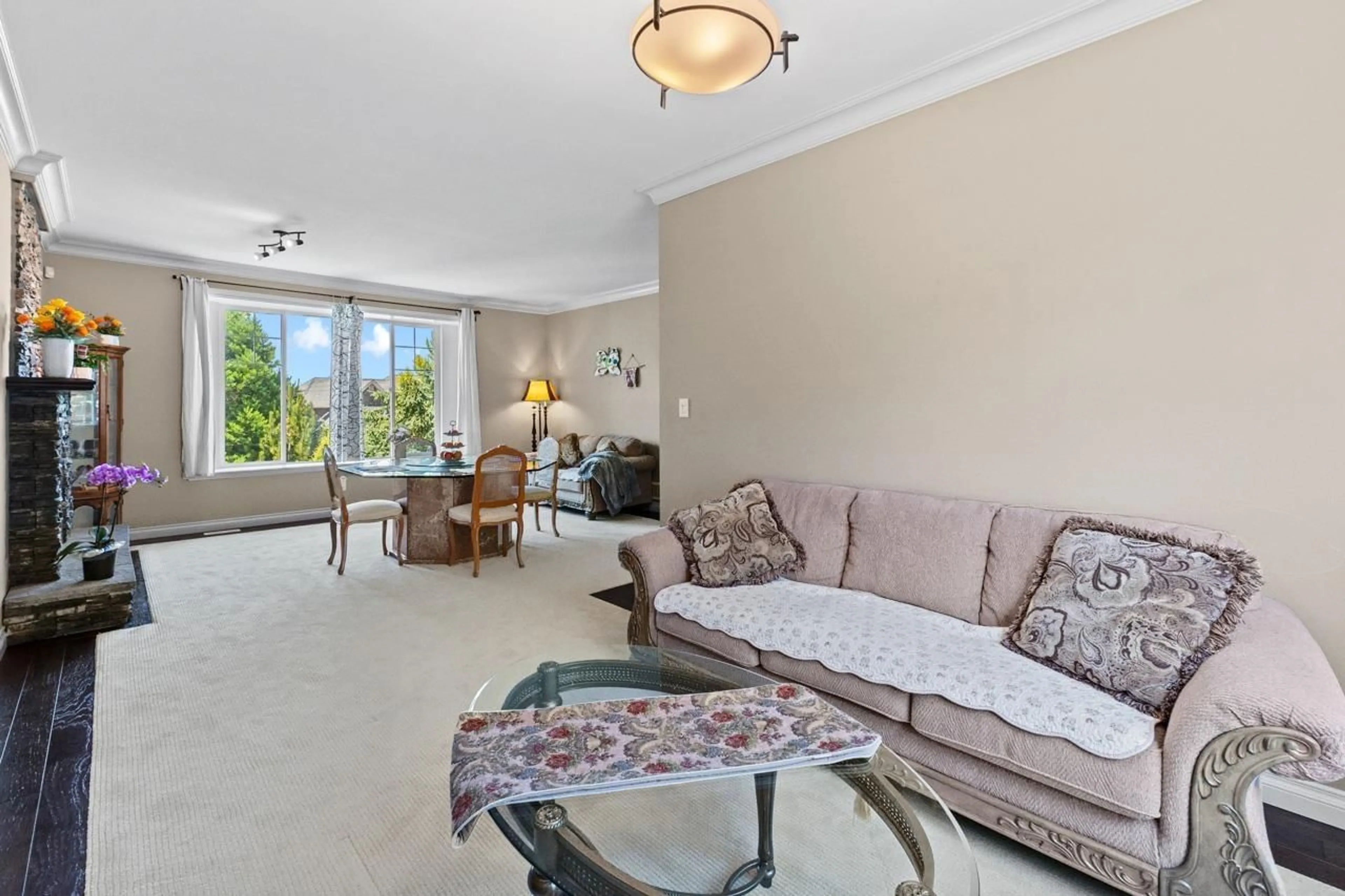 Living room with furniture, carpet floor for 3980 KALEIGH, Abbotsford British Columbia V3G3E3