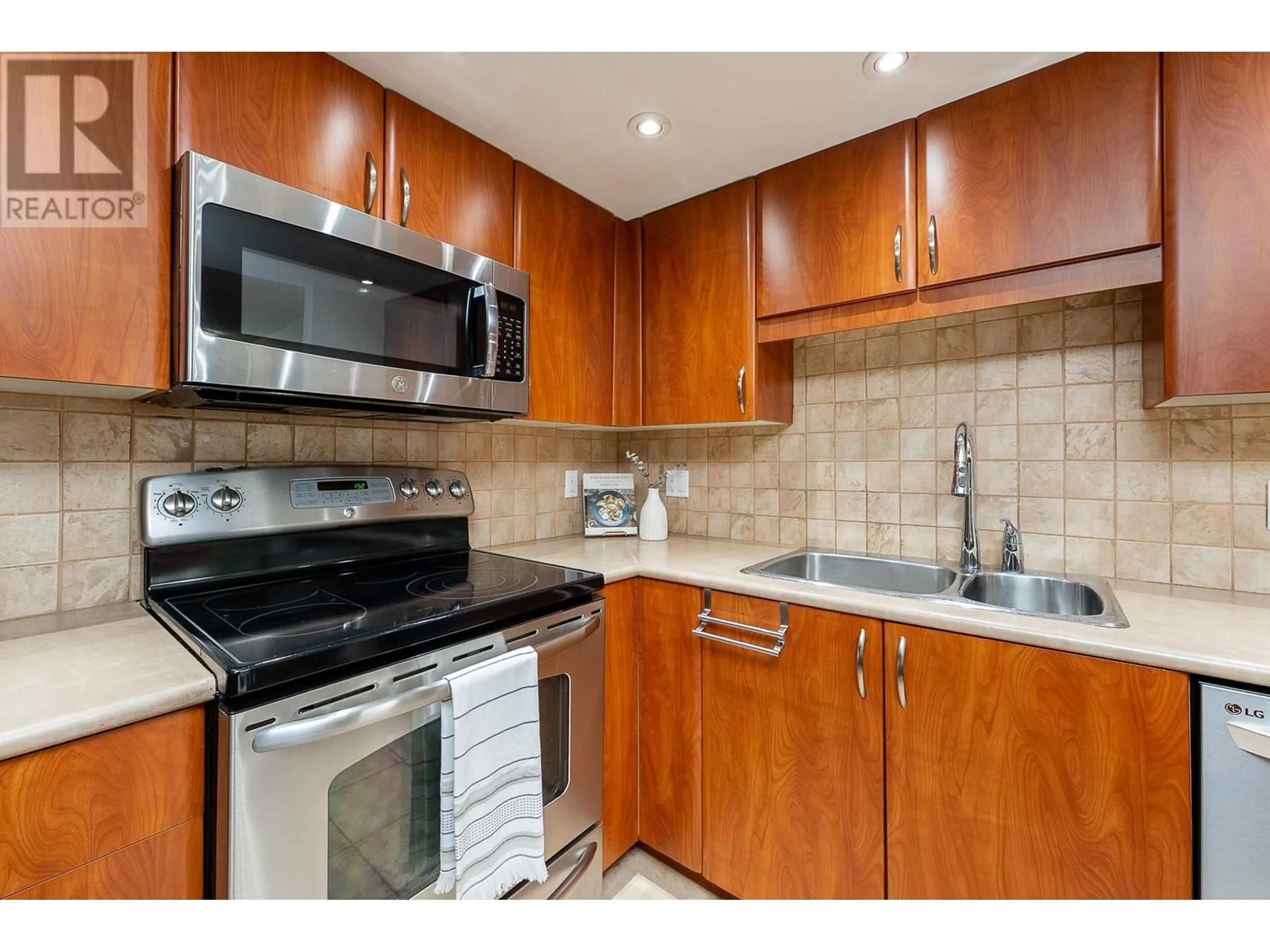 Standard kitchen, unknown for 219 - 285 NEWPORT DRIVE, Port Moody British Columbia V3H5J6