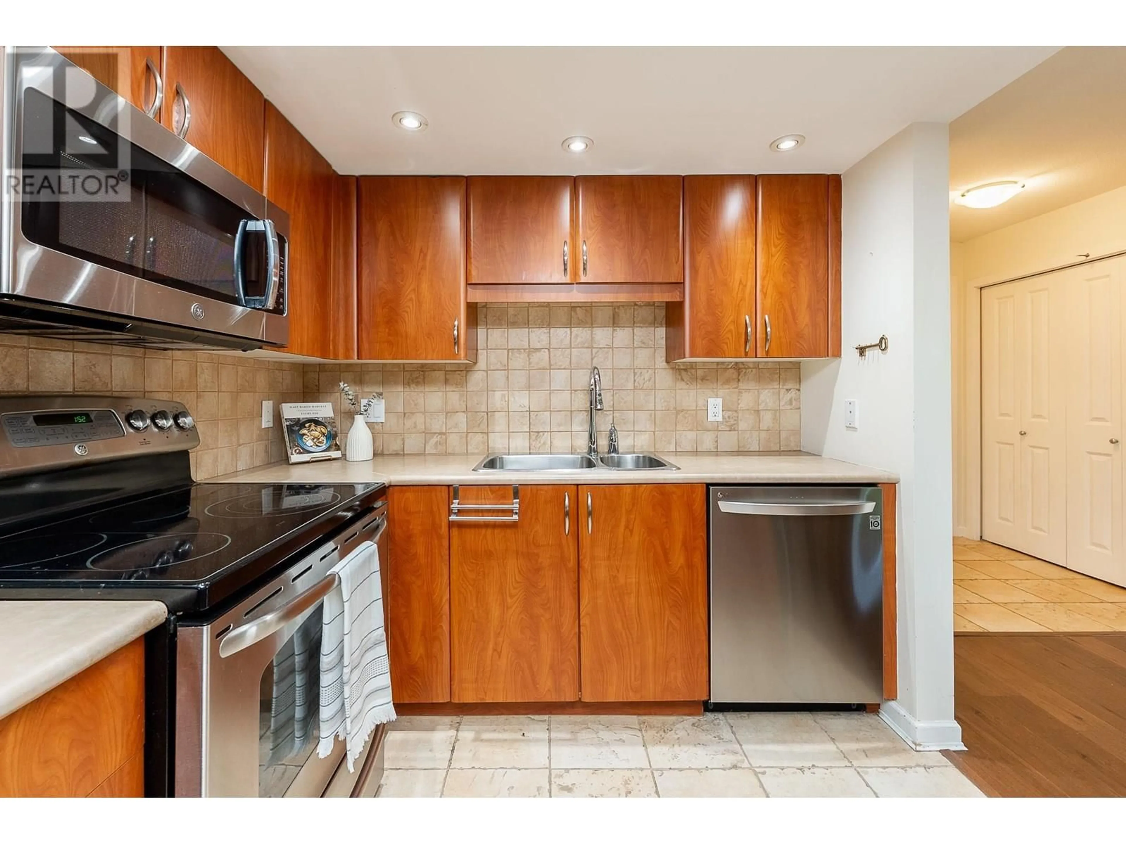 Standard kitchen, ceramic/tile floor for 219 - 285 NEWPORT DRIVE, Port Moody British Columbia V3H5J6