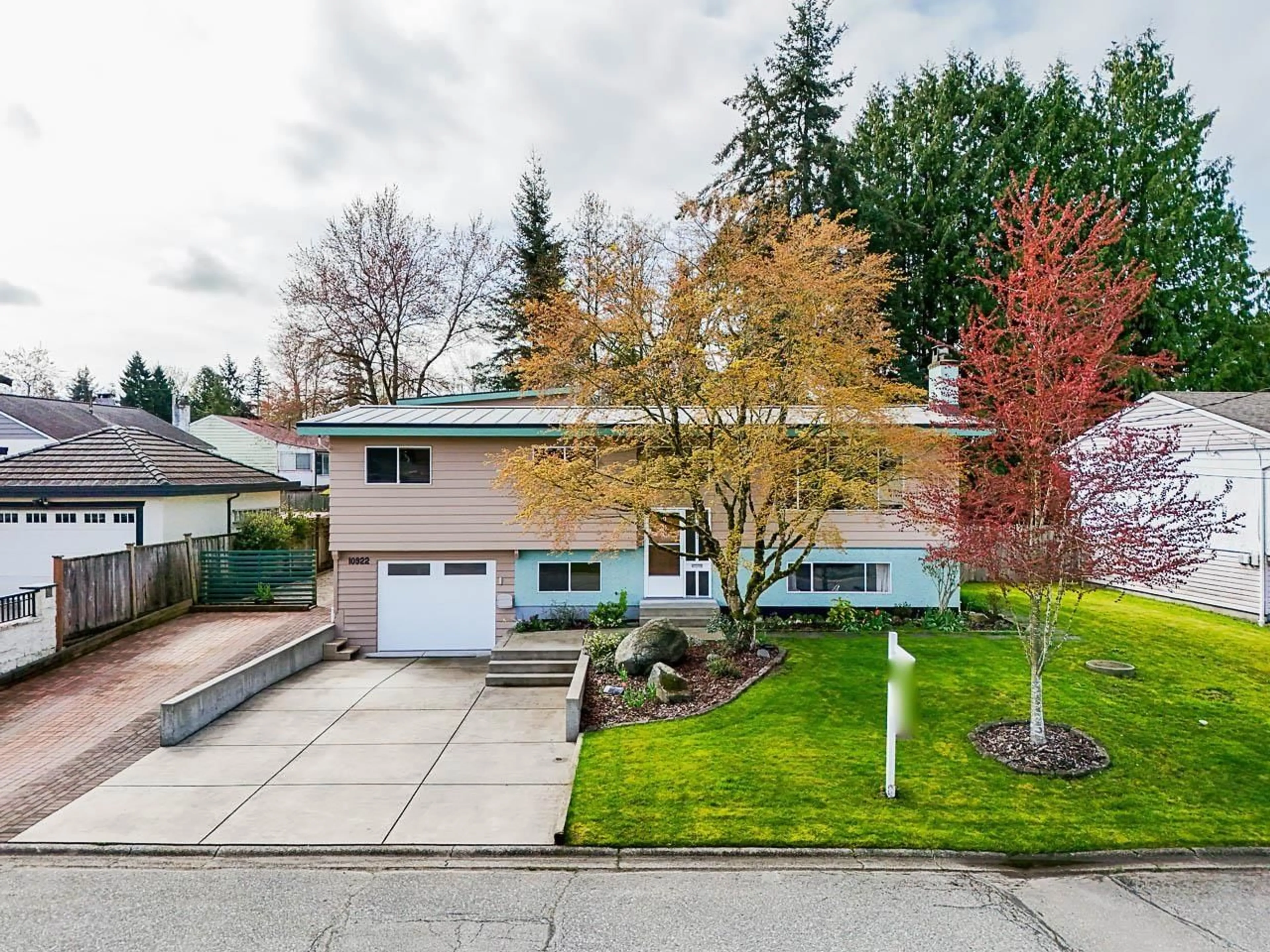 A pic from outside/outdoor area/front of a property/back of a property/a pic from drone, street for 10922 83, Delta British Columbia V4C2G1