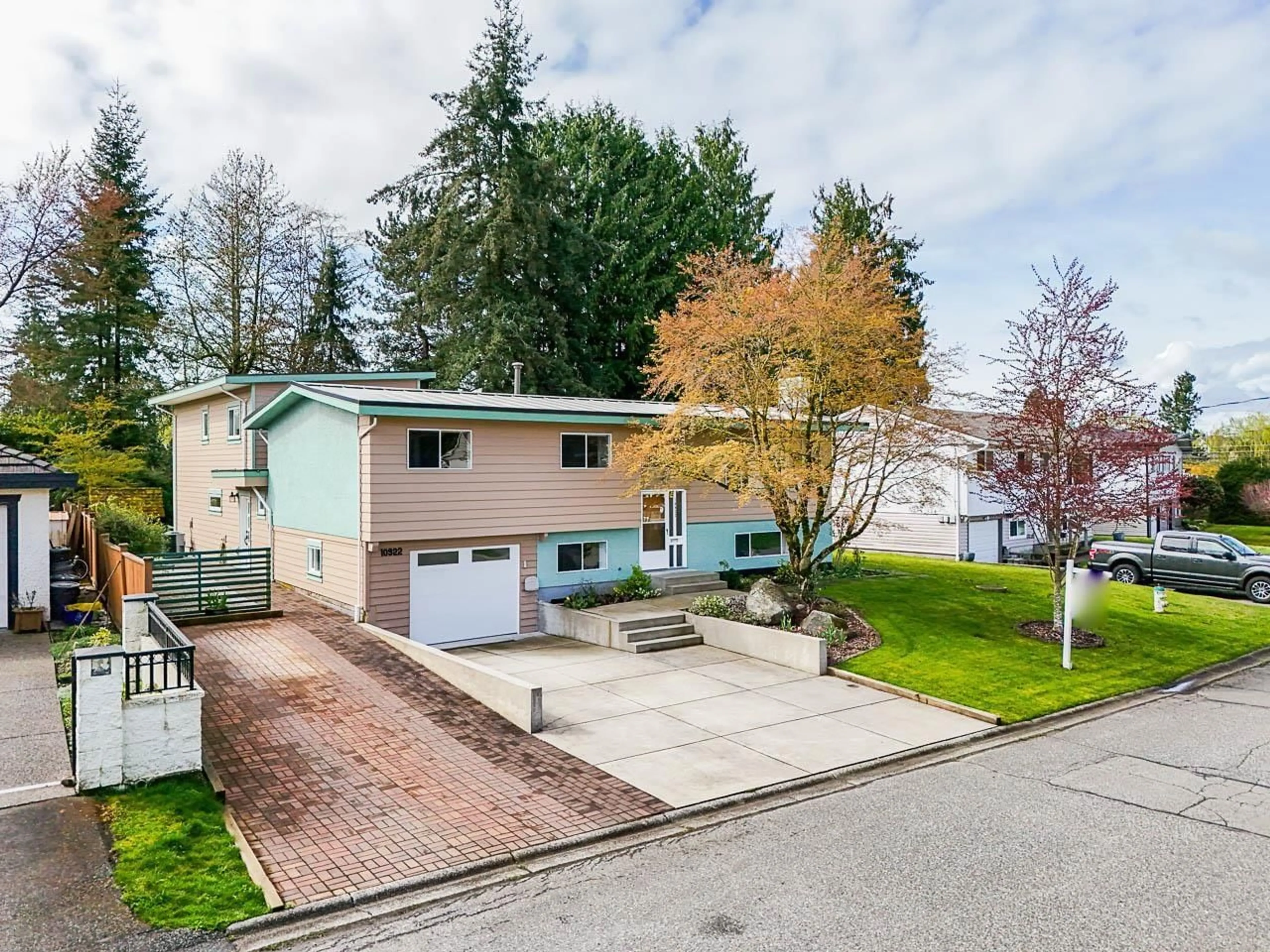 A pic from outside/outdoor area/front of a property/back of a property/a pic from drone, street for 10922 83, Delta British Columbia V4C2G1