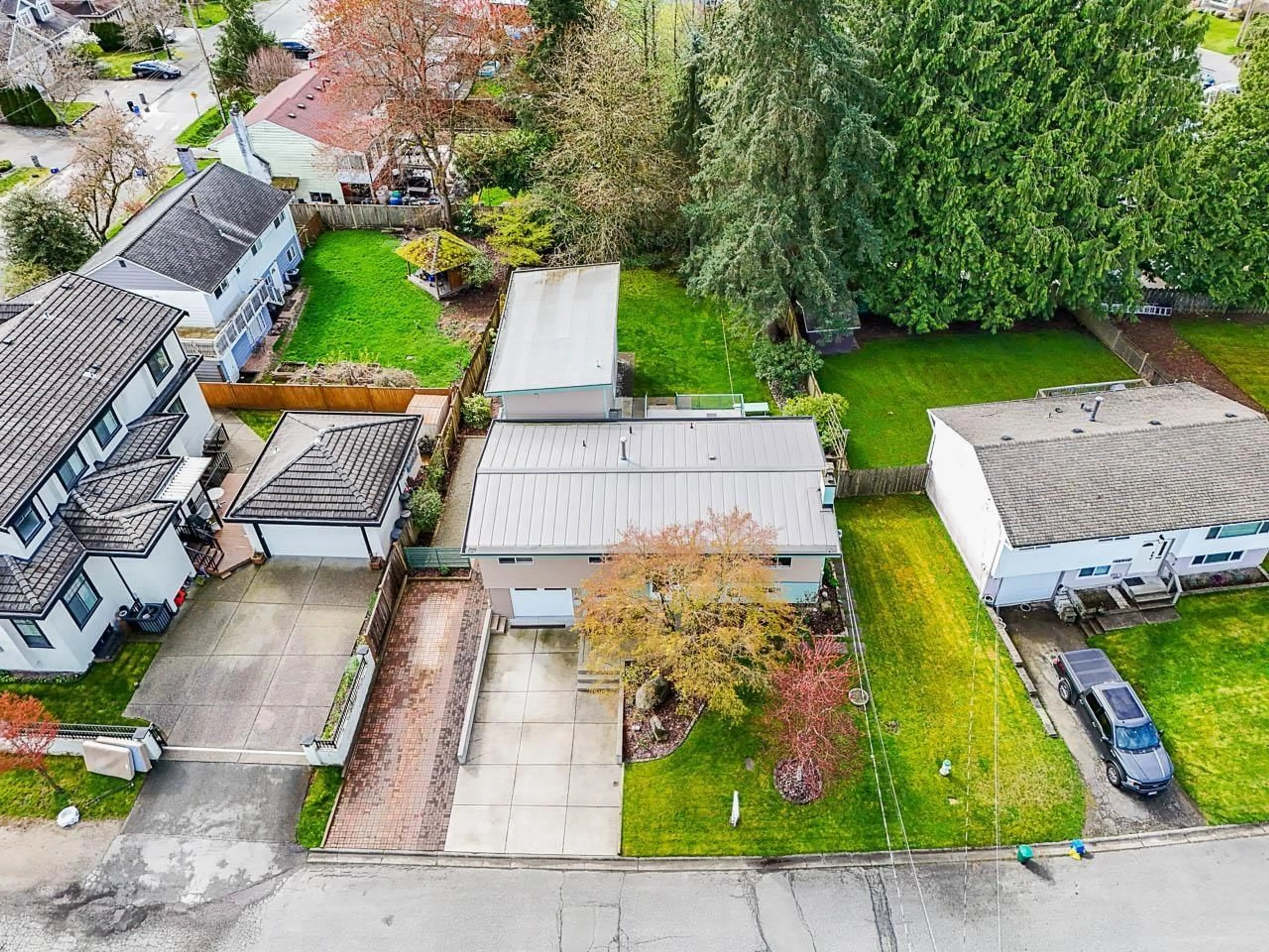 A pic from outside/outdoor area/front of a property/back of a property/a pic from drone, street for 10922 83, Delta British Columbia V4C2G1