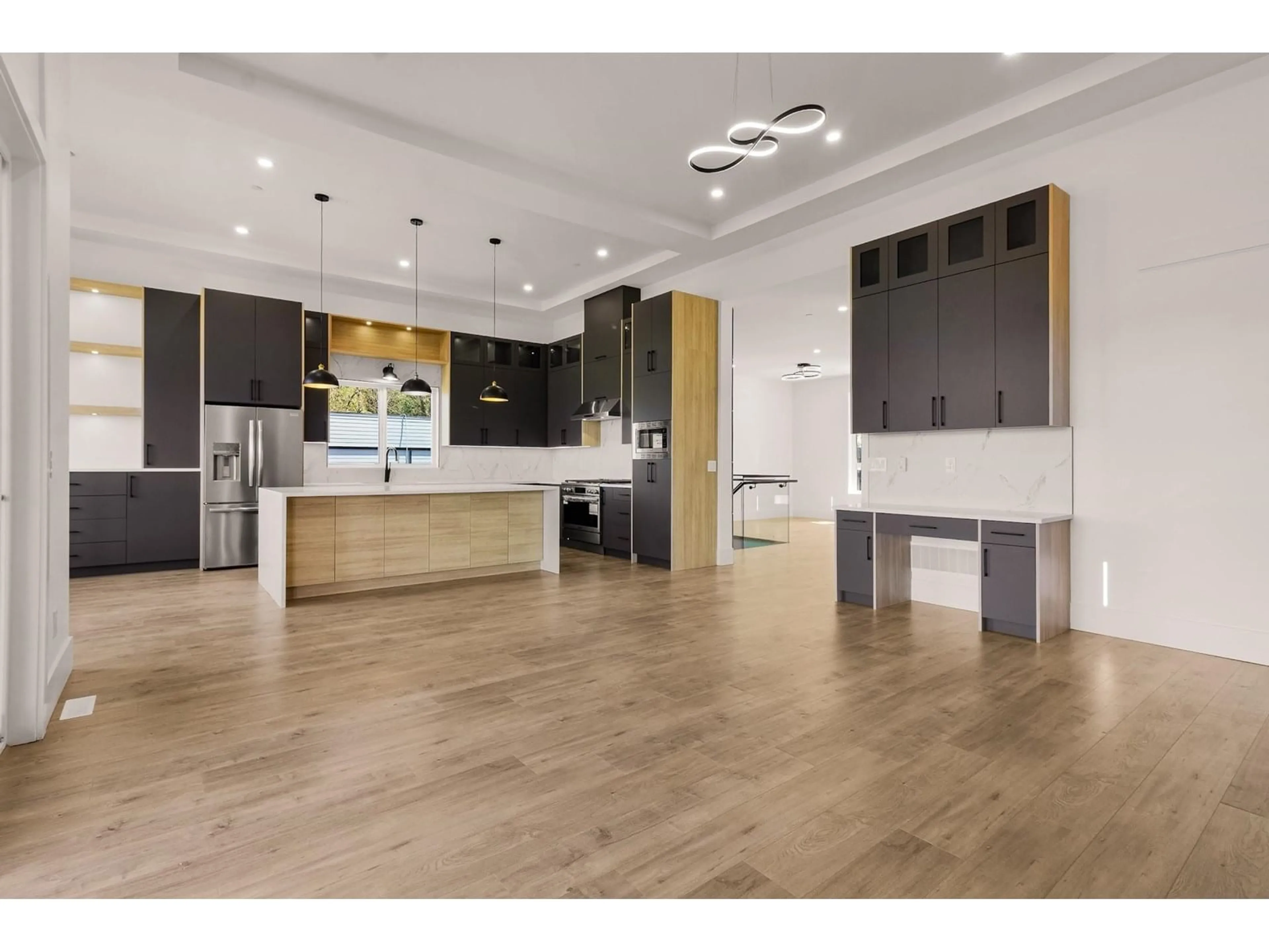 Open concept kitchen, wood/laminate floor for 8187 HARVEST PLACE, Chilliwack British Columbia V4Z0E4