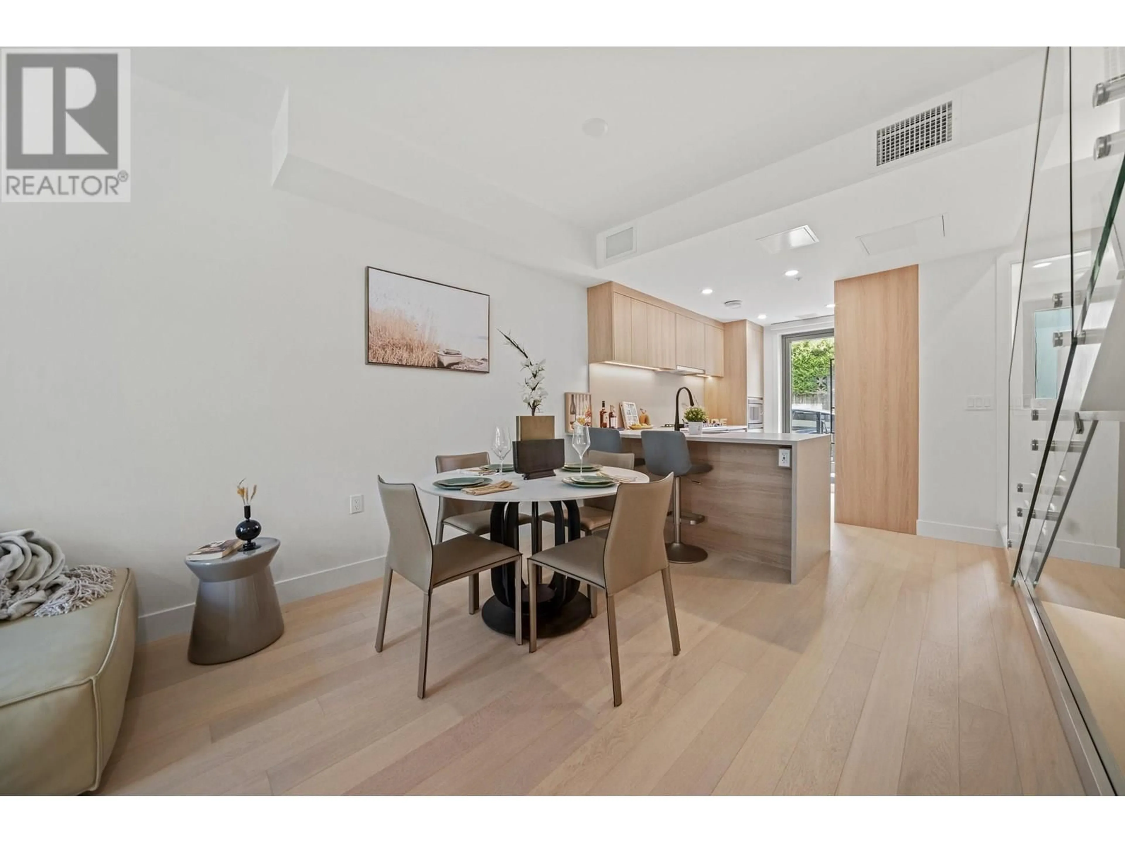 Open concept kitchen, wood/laminate floor for 6352 OAK STREET, Vancouver British Columbia V6M2W4