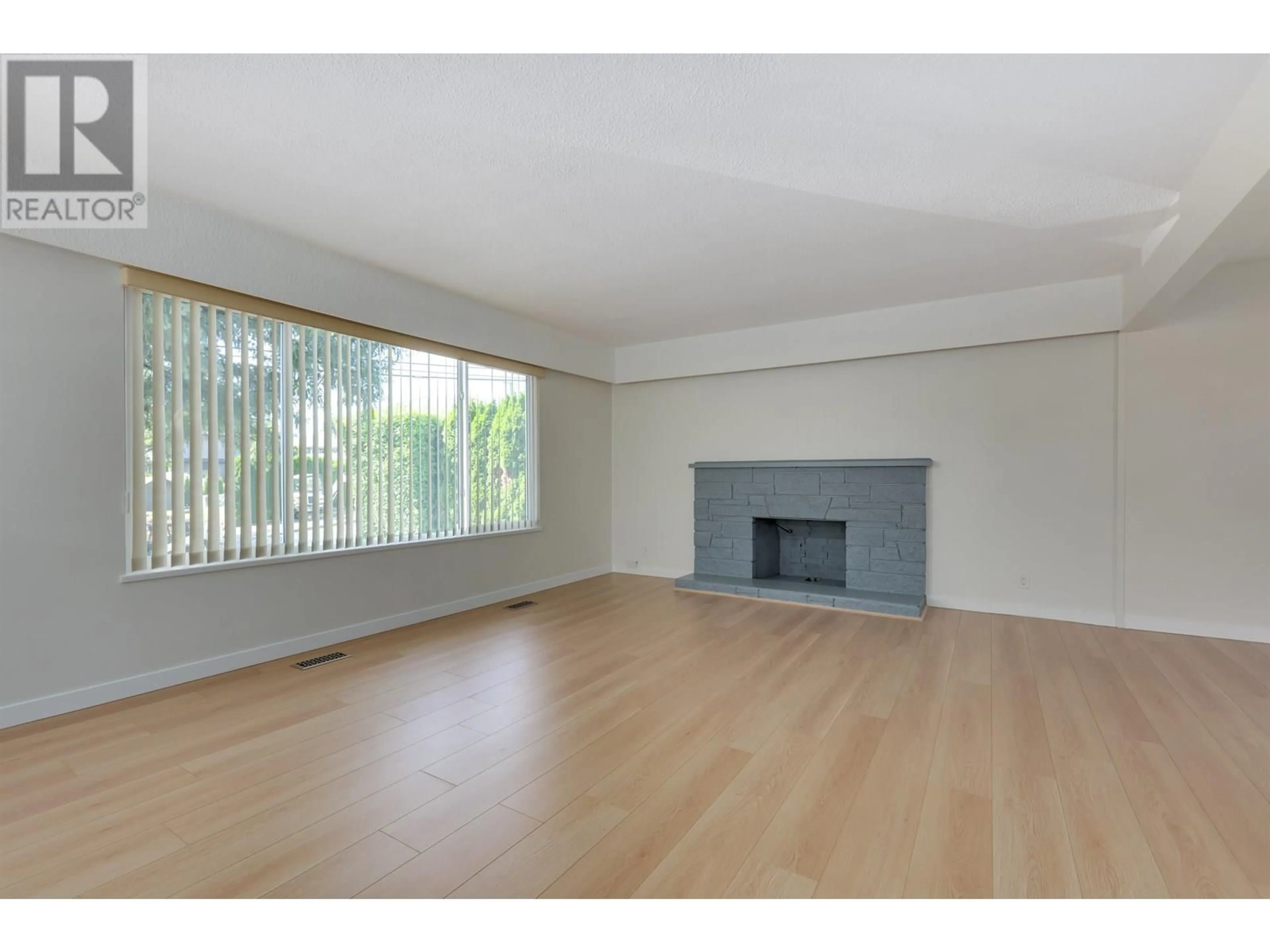 A pic of a room for 860 HOWARD AVENUE, Burnaby British Columbia V5B3R6