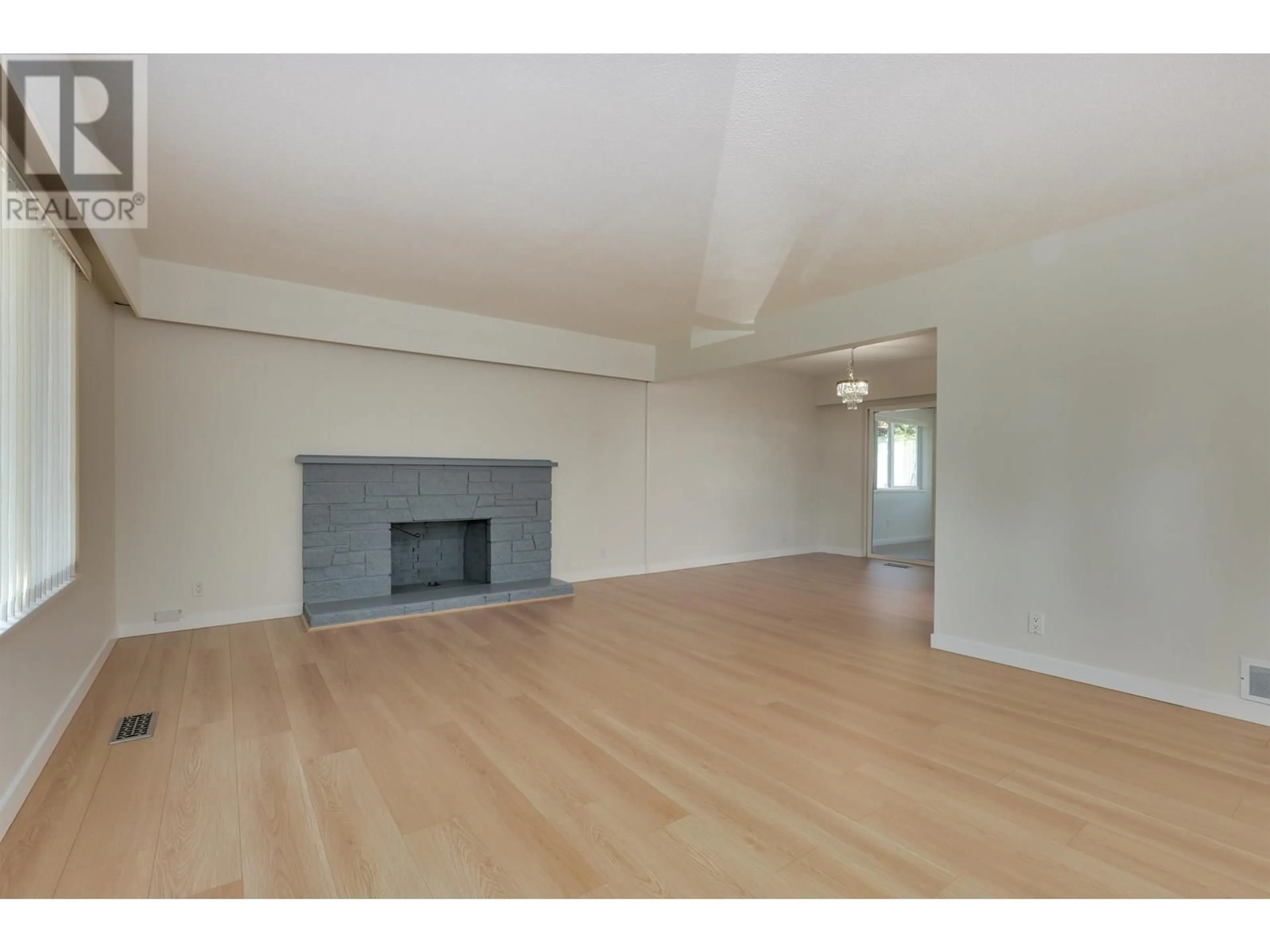 A pic of a room for 860 HOWARD AVENUE, Burnaby British Columbia V5B3R6